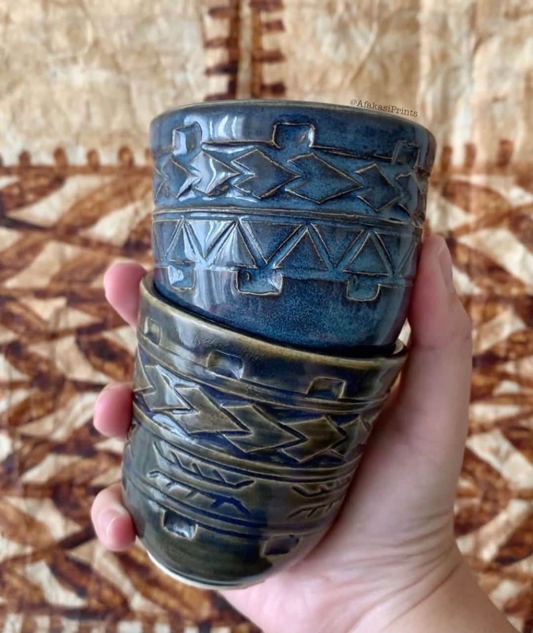 Grace Bonneyのインスタグラム：「🌺 Hey there, Amanda with @afakasiprints here again! Fa’afetai Tele Lava (Thank you so much!) for hanging out with me in stories today as I showed a little behind the scenes look into my art and my printmaking and pottery processes. I’m so looking forward to spending the next two days with you guys, where I’ll be talking about Tatau (tattoo), what it means to be Pacific Islander, and how representation and misinformation affects our communities. I’ll see you tomorrow for our Tatau cultural highlight, where I’ll be talking about the historical and cultural significance of Tatau in Sāmoa and the South Pacific, and how the modern age has globalized what we call 'The Art of Respect’. See you then! 🌺」