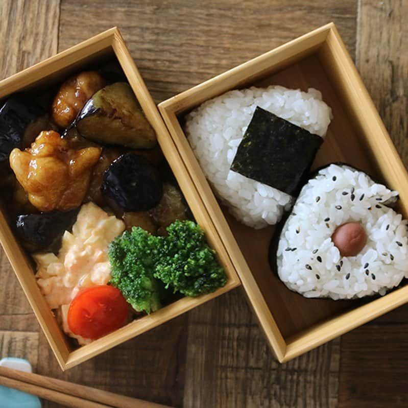 にぎりっ娘。のインスタグラム：「#レシピあり #茄子チキン南蛮弁当　 #3品の簡単おかず弁当  #晩ご飯　にも😏👍✨ #onigiriaction #鶏肉レシピ   茄子の皮って焼くと茶色くなりません？カットして焼く前に油をまぶし、皮から焼くと、キレイな色のまま焼けますよ🤗  ▼今日のお弁当メニュー ・おにぎり ・茄子チキン南蛮 ・タルタルソース（卵サラダ） ・ブロッコリー、ミニトマト  【茄子チキン南蛮】 ＜材料＞ ・鶏もも肉　１枚（約230g） ・茄子　1本　乱切り ・米油（サラダ油でも）　大１と1/2 ・酒　大1/2 ・塩コショウ  （甘酢ソース） ・砂糖、醤油、酢　各大１　合わせておく。  ＜作り方＞ １　鶏もも肉は食べやすくカットし、酒・塩コショウを振る。 ２　茄子は乱切りしてすぐに米油をまぶす。 ３　フライパンを熱し、茄子の皮を下にして焼く。 ４　続けて鶏肉も皮を下にして焼く。 ５　茄子が焼けたら一旦取り出し、鶏肉をしっかり焼く。 ６　火が通ったら茄子を戻し、甘酢ソースを絡める。  ※茄子に油をまぶしておくことで、ナスの皮の色をキレイに保って約ことができます！  【タルタルソース】 ＜材料＞２人分 ・ゆで卵　２こ　粗みじん切り ・玉ねぎ　1/8　みじん切りして水に浸す ・人参　約20g　みじん切り ・キュウリ　1/3本　みじん切りして塩もみする ・マヨネーズ　大２〜３ ・塩コショウ ・レモン汁（又は酢）　少々 ・ブラックペッパー  ＜作り方＞ １　材料すべて合わせて混ぜる。  #お弁当#お弁当おかず#簡単おかず #ランチ #簡単レシピ #フーディーテーブル #lunch#lunchbox#obento#bento#japan #japanesefood #love #foodstagram #food #foodporn #instagood #nigiricco#youtube #youtuber #yummy  #life #swag#healthyfood * お弁当作成動画配信中 youtube内検索で 「お弁当中」か「にぎりっ娘」で検索してね😘」