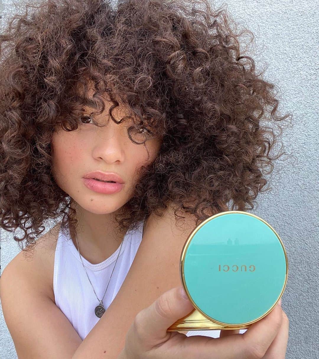ダイアナ・ヴェラスのインスタグラム：「holding onto my sun kissed days and playing around with the new @Guccibeauty Poudre De Beauté Éclat Soleil #guccibeauty @theofficialselfridges #ad 🧚🏻‍♀️💌」