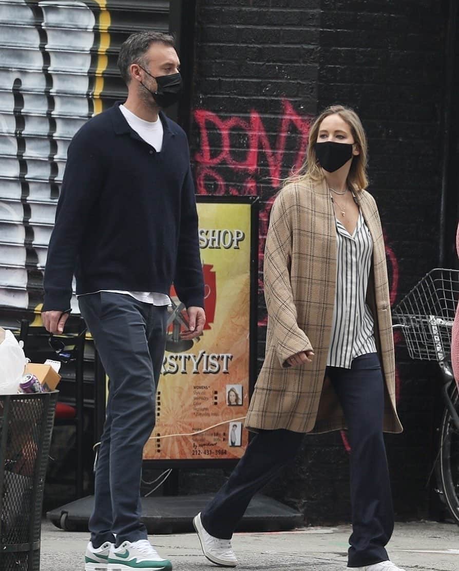 Just Jaredさんのインスタグラム写真 - (Just JaredInstagram)「Jennifer Lawrence and husband Cooke Maroney were spotted on a stroll around New York City on Monday afternoon. More photos on our site now! #JenniferLawrence #CookeMaroney Photo: Backgrid」10月6日 6時39分 - justjared