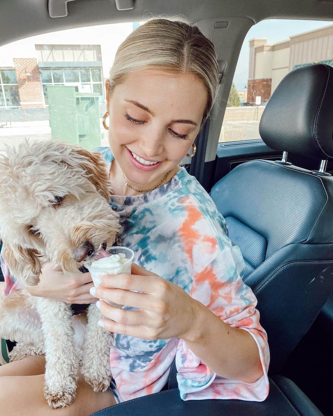 Aspyn Ovard Ferrisのインスタグラム：「Birthday pup and her puppercino! And Cove’s first Starbucks 🤓 Happy birthday to my best happiest sweetest pupper Luma Zumba Zoobert Doodlebear Ferris!!!!! 🐶🥳💕」