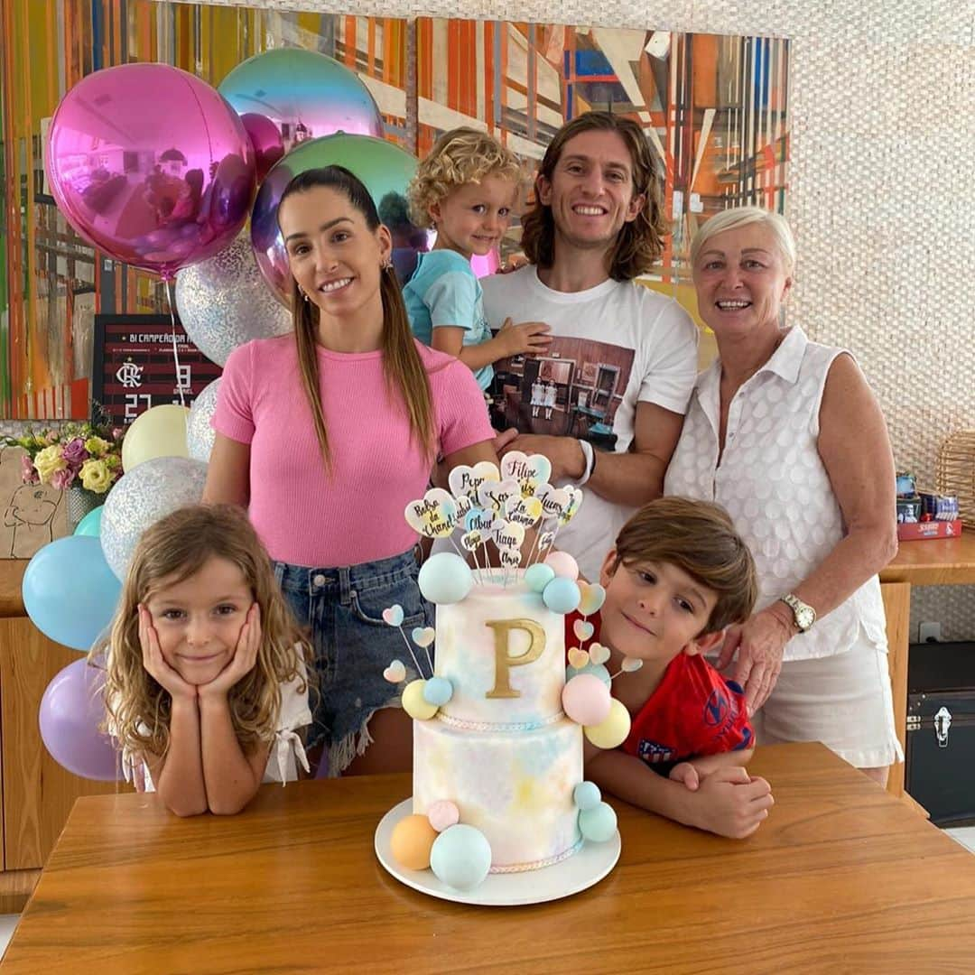 フィリペ・ルイスさんのインスタグラム写真 - (フィリペ・ルイスInstagram)「FELICIDADES a la mujer de mi vida.  Hoy es tu cumpleaños, pero quien celebra somos nosotros, por tenerte a nuestro lado.  Somos muy afortunados, porque eres una persona increíble, inteligente, con valores, una madre impecable, un verdadero ejemplo para nuestros peques, y a cada segundo que pasa, estoy más y más enamorado de ti. Gracias por elegir envejecer a mi lado.  Celebraré cada día a tu lado. Te quiero con todo mi corazón. ❤️ @patricia_buno ❤️」10月6日 6時57分 - filipeluis