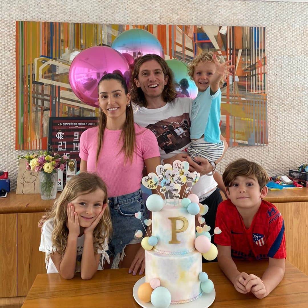 フィリペ・ルイスのインスタグラム：「FELICIDADES a la mujer de mi vida.  Hoy es tu cumpleaños, pero quien celebra somos nosotros, por tenerte a nuestro lado.  Somos muy afortunados, porque eres una persona increíble, inteligente, con valores, una madre impecable, un verdadero ejemplo para nuestros peques, y a cada segundo que pasa, estoy más y más enamorado de ti. Gracias por elegir envejecer a mi lado.  Celebraré cada día a tu lado. Te quiero con todo mi corazón. ❤️ @patricia_buno ❤️」