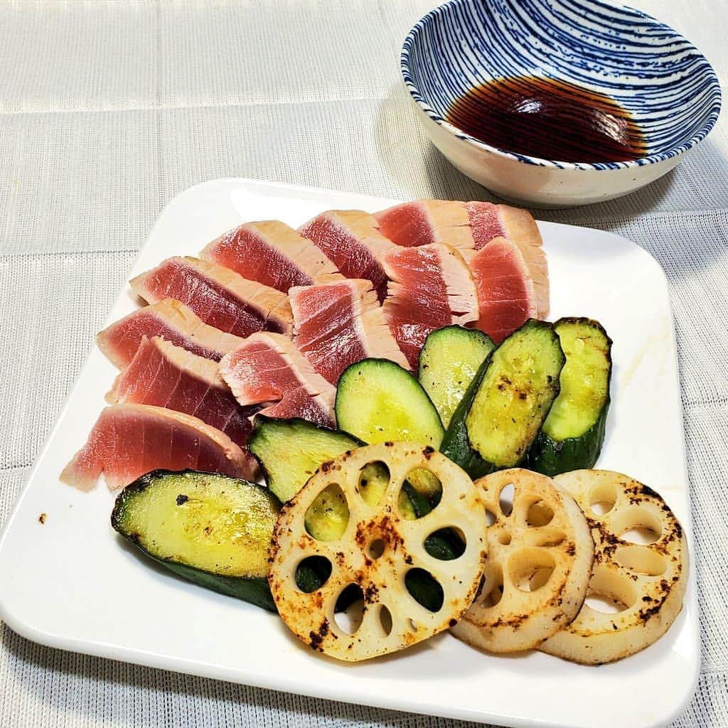 鈴木奈都さんのインスタグラム写真 - (鈴木奈都Instagram)「おはようございます😃  キハダとかメバチとか安めのマグロを柵(ｻｸ)で買って、 フライパンで表面をちょい焼くたたきにしてポン酢で食べると、 サイコーなんでぜひやってやって～  #魚料理  #まぐろ」10月6日 6時52分 - suzukinatsu