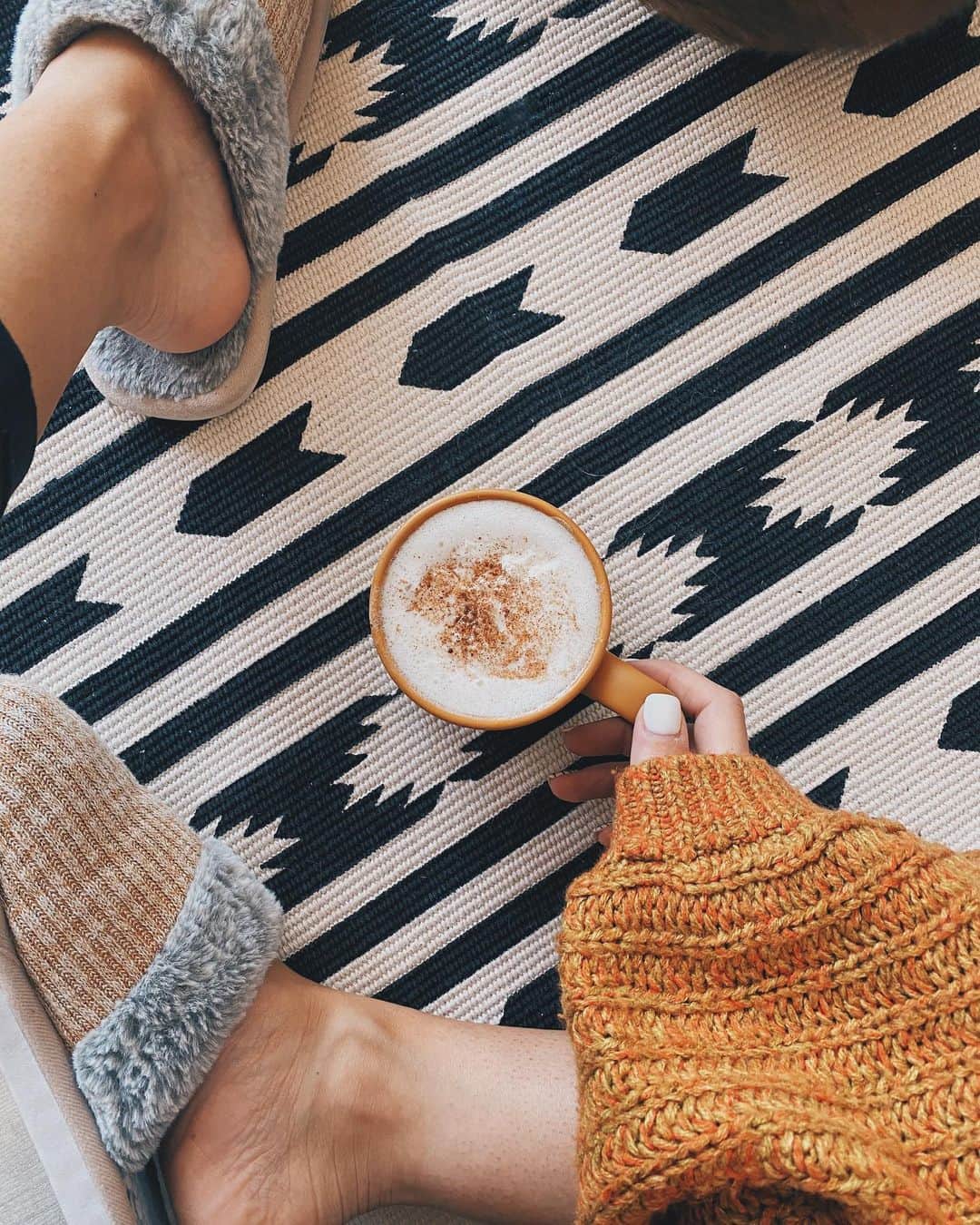 Kalyn Nicholsonのインスタグラム：「for all you dairy-free, penny pincher, pumpkin lovers, here's 𝐡𝐨𝐰 𝐭𝐨 𝐦𝐚𝐤𝐞 𝐚 𝐩𝐥𝐚𝐧𝐭-𝐛𝐚𝐬𝐞𝐝 𝐩𝐮𝐦𝐩𝐤𝐢𝐧 𝐬𝐩𝐢𝐜𝐞 𝐥𝐚𝐭𝐭𝐞 ☕️  𝐟𝐫𝐨𝐦 𝐬𝐜𝐫𝐚𝐭𝐜𝐡: - 2 tablespoons pure maple syrup - 2 tablespoons pumpkin puree - 1/2 teaspoon pumpkin pie spice mix - 1/2 cup unsweetened non-dairy milk of choice - 1/2 cup coffee - coconut whip cream + pumpkin spice to top - drank  𝐥𝐚𝐳𝐲 𝐯𝐞𝐫𝐬𝐢𝐨𝐧:   - 2-3 tbsp of almond milk creamer (silk hazelnut is the best)️ - whisk with spoonful pumpkin pie filling - add to coffee  - coconut whip cream + pumpkin spice to top  - drank   the latest coffee talk and 5th upload in the youtober series is now live and added to the Youtober 2020 playlist.  Brew up a psl and come join the chat 🧡」
