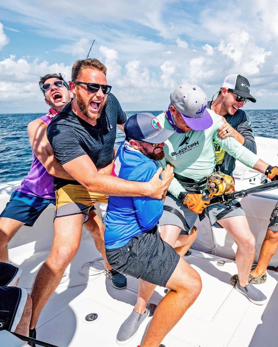 Dude Perfectさんのインスタグラム写真 - (Dude PerfectInstagram)「Catching fish as big as CARS! 🎣🚗 // Goliath Grouper Battle with @blacktiph is insane! (link in bio)」10月6日 7時02分 - dudeperfect