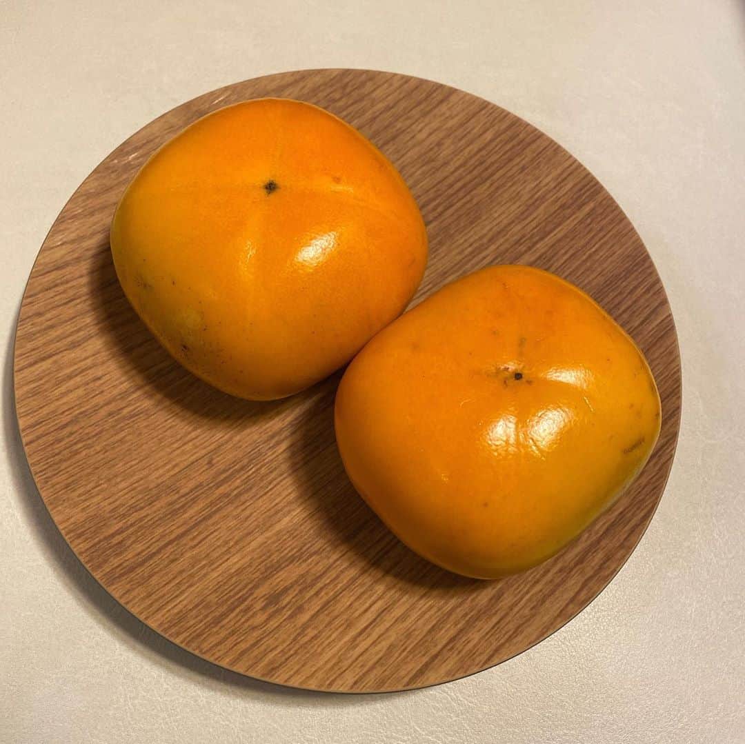 水木一郎さんのインスタグラム写真 - (水木一郎Instagram)「秋だよね。この柿は甘くて美味しかったZ! #柿  #秋  #水木一郎」10月6日 7時03分 - ichiromizuki