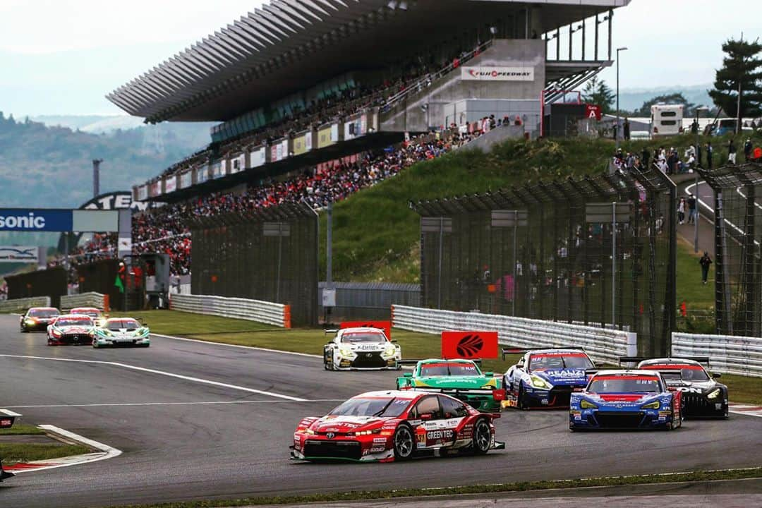 中山友貴さんのインスタグラム写真 - (中山友貴Instagram)「SUPER GT 第5戦は予選は2位スタートで、決勝は5位でチェッカーを受けました🚗🗻💨🇯🇵 予選はQ1を担当しました。 マシン開発も進み、金曽さんのセットアップが非常に良かったおかげでQ1はトップ通過する事が出来、無事にQ2へ繋げました。 鈴鹿に次いで、富士でも速さを魅せられたのはマシンの力強さ、速さの表れだと思います。 ライバルがハンデウェイトを積んでいる事もありますが、 それでも、しっかりとマシンが進化している事を肌で感じられています。 決勝は2位スタートから、タイヤを4本交換して5位。 決勝でのバランスはもう少し改善できそうなので、今回のレースから得たものを次のレースに活かしてさらに上位を目指します。 aprのチームは、本当にハードワークをこなしてくれており、マシンもどんどん変わっていく中、ノートラブルで走らせてもらえて本当に感謝しかありません。 次の鈴鹿は個人的にも得意なので、優勝を目指して頑張ろうと思います。 今大会から観客動員も再開されて、高いモチベーションの中でレースが出来ました😎😊 皆さんの応援あってのレースだと改めて強く思いました。 引き続き応援を宜しくお願いします！！ #supergt #apr #fournines #9999feelsun #sev #autista #artisanpersonaltraining」10月6日 7時03分 - yuhkinakayama