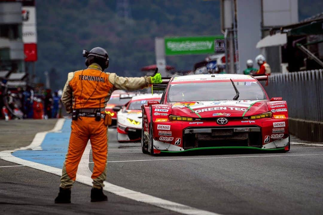 中山友貴のインスタグラム：「SUPER GT 第5戦は予選は2位スタートで、決勝は5位でチェッカーを受けました🚗🗻💨🇯🇵 予選はQ1を担当しました。 マシン開発も進み、金曽さんのセットアップが非常に良かったおかげでQ1はトップ通過する事が出来、無事にQ2へ繋げました。 鈴鹿に次いで、富士でも速さを魅せられたのはマシンの力強さ、速さの表れだと思います。 ライバルがハンデウェイトを積んでいる事もありますが、 それでも、しっかりとマシンが進化している事を肌で感じられています。 決勝は2位スタートから、タイヤを4本交換して5位。 決勝でのバランスはもう少し改善できそうなので、今回のレースから得たものを次のレースに活かしてさらに上位を目指します。 aprのチームは、本当にハードワークをこなしてくれており、マシンもどんどん変わっていく中、ノートラブルで走らせてもらえて本当に感謝しかありません。 次の鈴鹿は個人的にも得意なので、優勝を目指して頑張ろうと思います。 今大会から観客動員も再開されて、高いモチベーションの中でレースが出来ました😎😊 皆さんの応援あってのレースだと改めて強く思いました。 引き続き応援を宜しくお願いします！！ #supergt #apr #fournines #9999feelsun #sev #autista #artisanpersonaltraining」