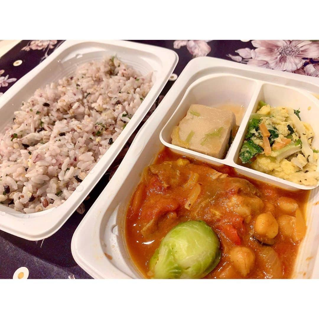 赤嶺紗羅さんのインスタグラム写真 - (赤嶺紗羅Instagram)「@fitfood_home 🏠🍽🧘‍♀️💓 ， 一流シェフ👨‍🍳さんが手作りした 無添加の食事が冷凍で届くよ〜❣️ ， 私は #ダイエットミール 🍚の #牛肉とひよこ豆の煮込み 🐄🍅 #ローストチキントマト🧀チーズソース #もち麦ごはん +マグネシウム #十刻もち麦ごはん +ミネラル ， 美味しくて栄養満点で安心✨ ， ， ， #tavenal #fitfoodhome   #diet #japanesegirl #dietfood #yoga #japanese #japanesegirl #japan #asiangirls #ootd #homecooking #vento #ダイエット #ヨガ #ダイエットメニュー #ヨガインストラクター #減量 #食事 #全米ヨガアライアンス #ファッション #腸活 #サプリメント #フィットフードホーム」10月6日 7時15分 - sara_am_0113