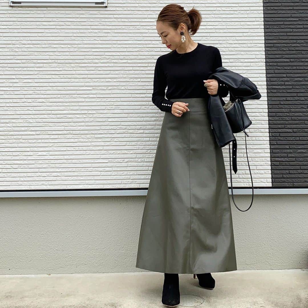 のインスタグラム：「おはよ🌞 久々スカートコーデ👗❤️ やっぱりマキシスカート好きだな😍 _____________________________ @urs_official  さんの#フェイクレザーフレアスカート 👗 今年は流行ってるから一枚は持っておきたいやつ❤️ デニデニではなく、レザレザコーデ❤️ outer＆tops／#zara  bag／ #ayakobag  pierce／#keimade ______________________________ #locari#urs_official#urs_styling #大人カジュアル#ママコーデ#カジュアルコーデ#153cmコーデ#大人ファッション#アラフォーコーデ#プチプラファッション #シンプルコーデ #おちびコーデ#オトナカジュアル#ママファッション #大人コーデ #低身長コーデ #zaraコーデ#きれいめカジュアル#ザラジョ#大人カジュアルコーデ #プチプラコーデ #カジュアルコーデ #カジュアル#ミディアムヘア#スカートコーデ#秋コーデ#instafashion」