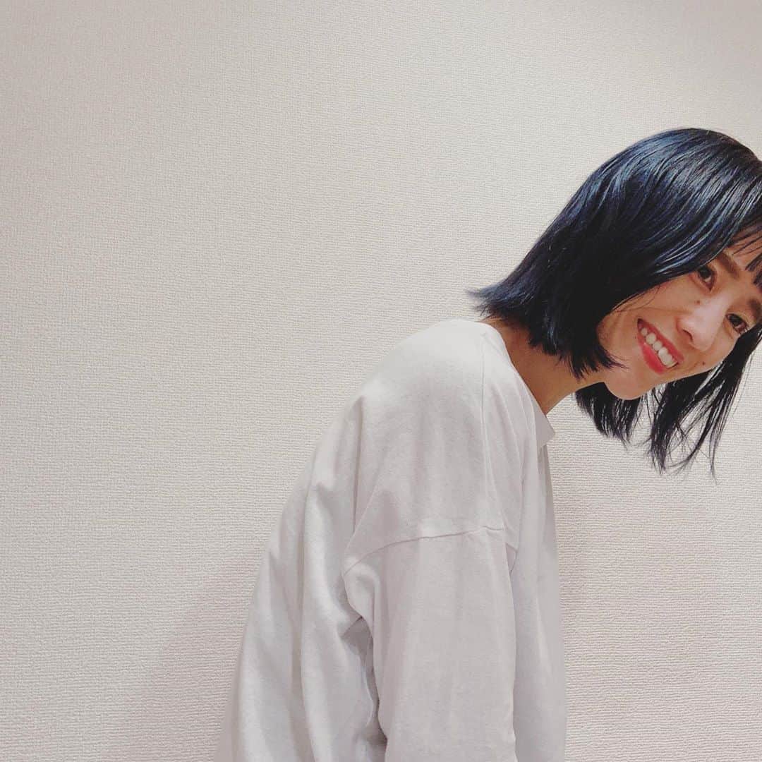 小松美緒のインスタグラム：「my hair is  blue🐬　  もうこの青より今は色落ちしてしてきたけれど、 それもいい感じ♡   パパさん、いつもありがとう　 @arata_shimada」