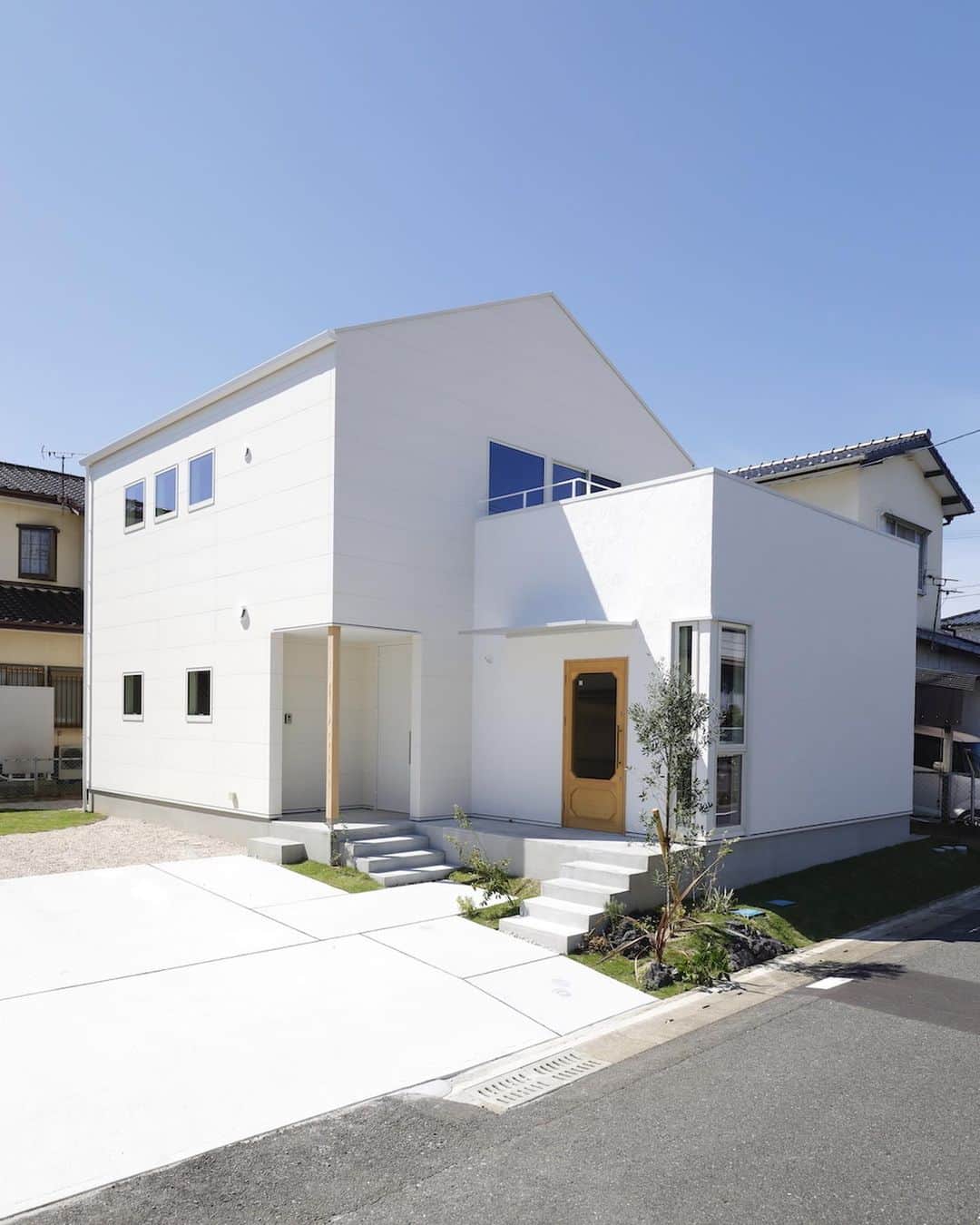 ナガタ建設さんのインスタグラム写真 - (ナガタ建設Instagram)「佐賀県鳥栖市の 『加藤田のSALON』 新しくHPのフォトギャラリーにお家の写真を追加しました！ お家とSALONの玄関。 入り口は用途に合わせて。 #玄関 #お家時間 #外観  #外観デザイン ☞@nagatanoie フォローやいいね！して頂けると凄く喜びます😁 ・ ｰｰｰｰｰｰｰｰｰｰｰｰｰｰｰｰｰｰｰｰｰｰｰｰｰｰｰｰｰｰ #リビング  #キッチン  他の写真はこちら...☞@nagatanoie ｰｰｰｰｰｰｰｰｰｰｰｰｰｰｰｰｰｰｰｰｰｰｰｰｰｰｰｰｰｰ ・ #ナガタ建設 は#福岡 県#太宰府 市にて70年前に製材所から始めた#工務店 です🏠 ・ 『 #ながたのいえ 』 ・ #暮らし から#デザイン する#家づくり を提案する私たちの家は ・ 『太宰府でアナタらしさをきづく家』 をテーマに#新築 #注文住宅 #マイホーム  #工務店だからつくれる家 をお客様と一緒に作ります😆 ・ ながたのいえのお客様はこんな人たち ▷▷▷ #家具 好き #カフェ好き  #インテリア 好き #かっこいい家 #おしゃれな家 好き #暮らし を楽しむ  #シンプルライフ  ・ ※ナガタ建設では、メンテナンスのことも考慮し、施工エリアを太宰府市の本社から車で30分圏内と限定させて頂いておりますm(__)m 施工エリア外のお客様については、個別対応となりますので、ご相談下さい。 ・ #house #myhome」10月6日 7時24分 - nagatanoie