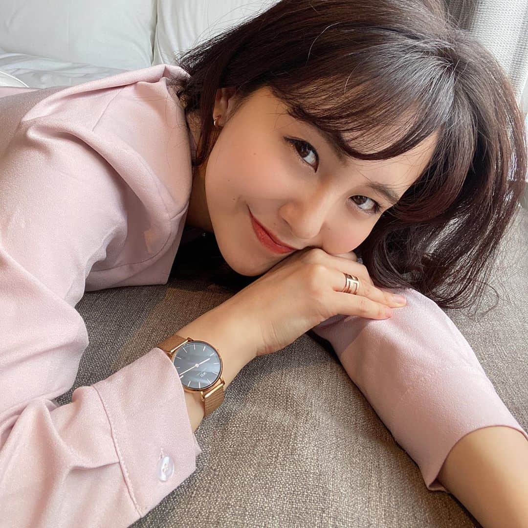 りーまるさんのインスタグラム写真 - (りーまるInstagram)「秋といえば、、 スワイプしてね▶︎▶︎▶︎ ・ ・ ファッションの秋！ って思う方も多いと思うんですが、 もう何度もストーリーに登場してる @danielwellington の 新作ジュエリーと 王道の腕時計が使いやすすぎて 気づくとこればかり身につけてしまってます😂💓 ・ ・ 昨日カフェのお姉さんにも褒められて嬉しかった💓 ・ ・ ・ ちなみに食いしん坊なわたしは 秋といえば食でして、 食べれば太る訳でして、、 昨日 @laconcier へ キャビテーションしに行きました🐕✨ ・ ・ 正直な感想を書くと 120分のうち説明が主だったこともあり 見た目の効果や スッキリ感までは到達できなかったのですが、 お姉さんのセルライトの説明はとてもわかりやすく、 自分ケアも頑張ろう！と 感化された1日でありました😊✨ ・ ・ ということで昨日は 三軒茶屋に大好きなパン屋さんがあるのにも関わらず、 グッと抑えて帰りました👏💮 ・ ・ #腕時計#秋コーデ#時計好きな人と繋がりたい  #ダニエルウェリントン #BeTheOneToGoForIt  #ラコンシェル #三軒茶屋エステ #ダイエットエステ #キャビテーション #ハイパーナイフ #pr #トリドリベース #韓国メイク#韓国ファッション好きな人と繋がりたい #韓国ファッション　  #りーまる #サロンモデル #インフルエンサー #フリーモデル#撮影データ #撮影モデル募集 #広告モデル#和装モデル #ポートレートモデル #被写体#カメラマンさんと繋がりたい #女子力アップ#東京モデル#ストックフォト#りーまるコーデ」10月6日 7時19分 - riii_maru162cm