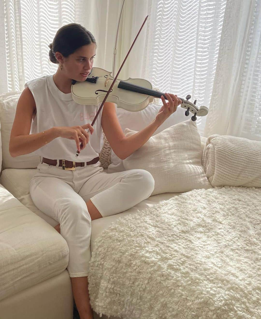 サラ・サンパイオさんのインスタグラム写真 - (サラ・サンパイオInstagram)「When you match your friends violin! 😂 @emmalindsey Ps: yes I know a string is missing... it needs new strings」10月6日 7時22分 - sarasampaio