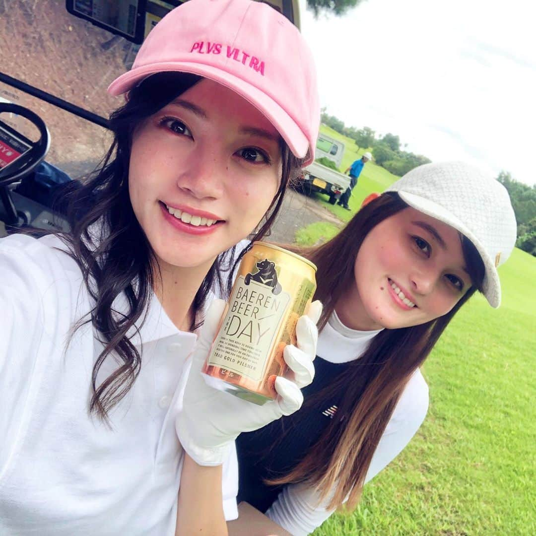 古田ちさこさんのインスタグラム写真 - (古田ちさこInstagram)「⛳️💚 念願の奥山夏織ちゃん @okuyama_kaori とラウンド😘﻿ ﻿ 📍#ラヴィスタゴルフリゾート ﻿ ﻿ ゴルフ始めたての頃から一緒にまわりたいって思ってたけど雨天でご飯に変更になったりしててなかなか行けてなくてやっと…💜﻿ ﻿ 思ってた通り上手でノリ良くて優しくてずっと笑ってたな🤣🤣﻿ 私は右にでる癖が悪化してしまった⚡️ 動画は夏織ちゃんの絶叫と私の立派な #ひらめ筋 に注目ね。🐟笑  ﻿赤い派手なサングラスは夏織ちゃんが愛用してるゴルフ上達アイテムでヘッドアップしないで打てるらしくずっと気になってたからかけさせてもらった😎♥️ #風太グラス っていうらしい🦝 ※追記※↑正式には #スイングマジックグラス でした。笑  #golf#ゴルフ#ゴルフラウンド#ゴルフ⛳️﻿ #ゴルフ女子#golffashion#ゴルフコーデ﻿ #desir#desirneotokyo﻿ #ゴルフウェア#lovebeer#ゴルフコース ﻿ #千葉ゴルフ#beer﻿ #カープ女子#ゴルフ好きな人と繋がりたい﻿ #beerstagram#ビアスタグラム#ビール好き#golfgirl#golfisfun#ビール女子#KP#⛳️﻿ . ウェアは @desir_neotokyo_japan 💗」10月6日 7時28分 - chisakofuruta