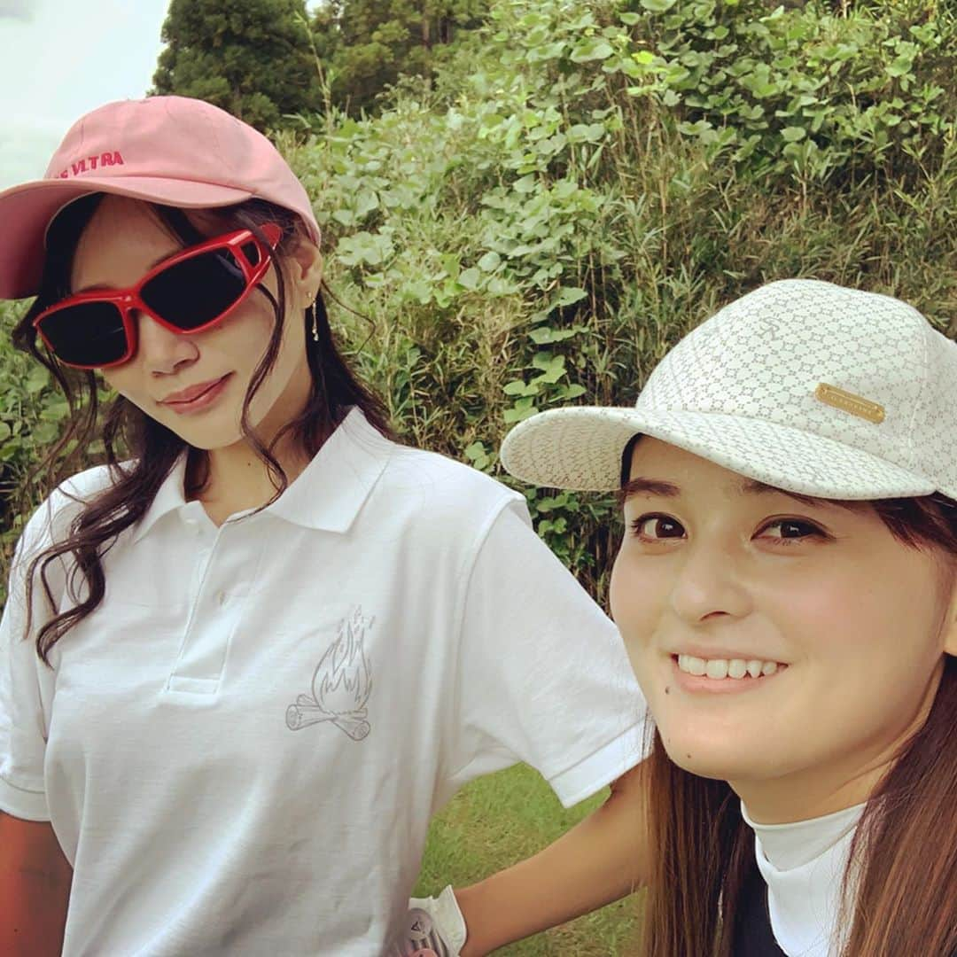 古田ちさこさんのインスタグラム写真 - (古田ちさこInstagram)「⛳️💚 念願の奥山夏織ちゃん @okuyama_kaori とラウンド😘﻿ ﻿ 📍#ラヴィスタゴルフリゾート ﻿ ﻿ ゴルフ始めたての頃から一緒にまわりたいって思ってたけど雨天でご飯に変更になったりしててなかなか行けてなくてやっと…💜﻿ ﻿ 思ってた通り上手でノリ良くて優しくてずっと笑ってたな🤣🤣﻿ 私は右にでる癖が悪化してしまった⚡️ 動画は夏織ちゃんの絶叫と私の立派な #ひらめ筋 に注目ね。🐟笑  ﻿赤い派手なサングラスは夏織ちゃんが愛用してるゴルフ上達アイテムでヘッドアップしないで打てるらしくずっと気になってたからかけさせてもらった😎♥️ #風太グラス っていうらしい🦝 ※追記※↑正式には #スイングマジックグラス でした。笑  #golf#ゴルフ#ゴルフラウンド#ゴルフ⛳️﻿ #ゴルフ女子#golffashion#ゴルフコーデ﻿ #desir#desirneotokyo﻿ #ゴルフウェア#lovebeer#ゴルフコース ﻿ #千葉ゴルフ#beer﻿ #カープ女子#ゴルフ好きな人と繋がりたい﻿ #beerstagram#ビアスタグラム#ビール好き#golfgirl#golfisfun#ビール女子#KP#⛳️﻿ . ウェアは @desir_neotokyo_japan 💗」10月6日 7時28分 - chisakofuruta