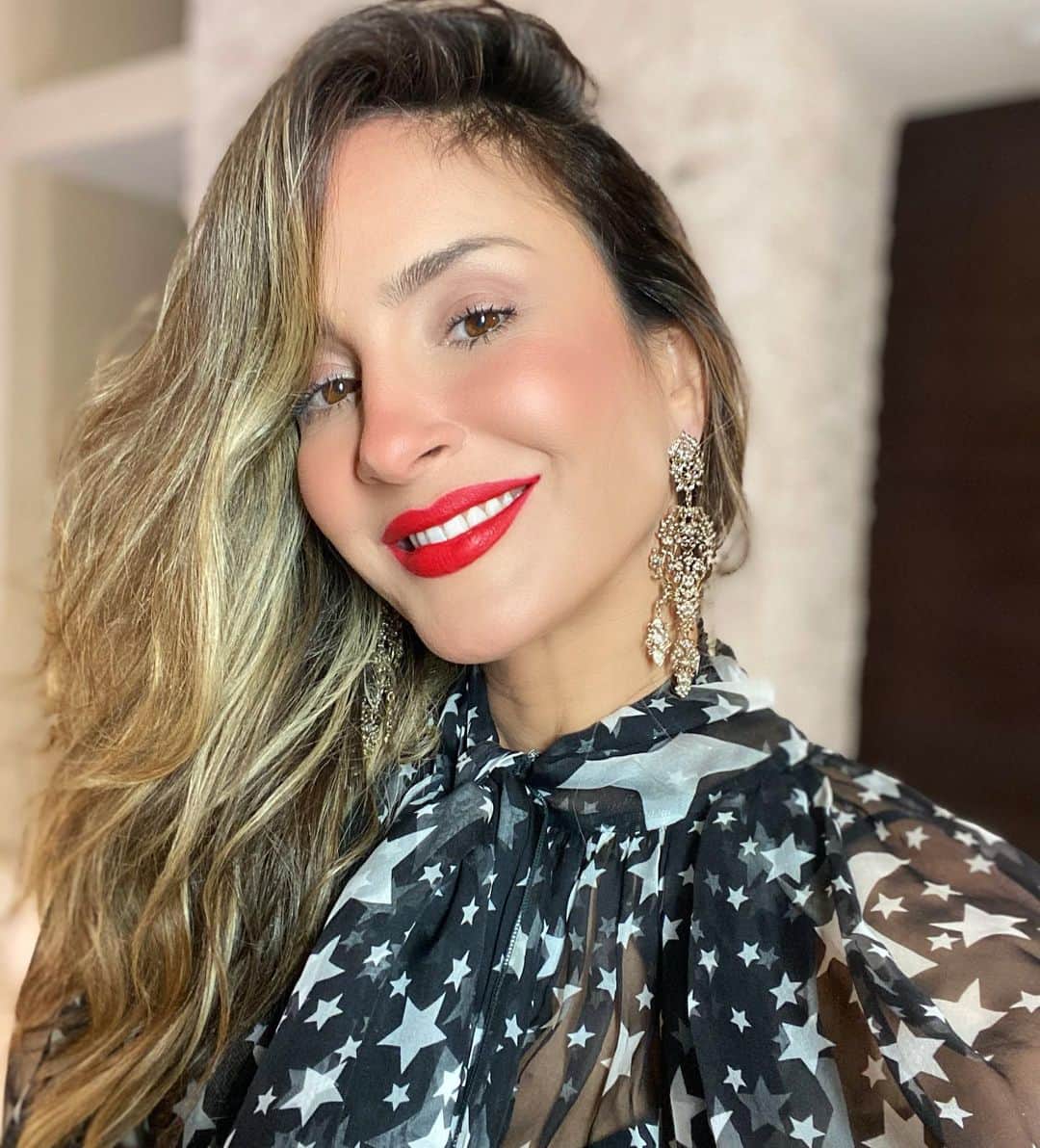 Claudia Leitteのインスタグラム：「Rostinho de quem bateu 2Milhões de views no lyric video de "Desembaça" em 2 semanas. 🤩⭐ Me conte aí o que mais gostou do lyric!」