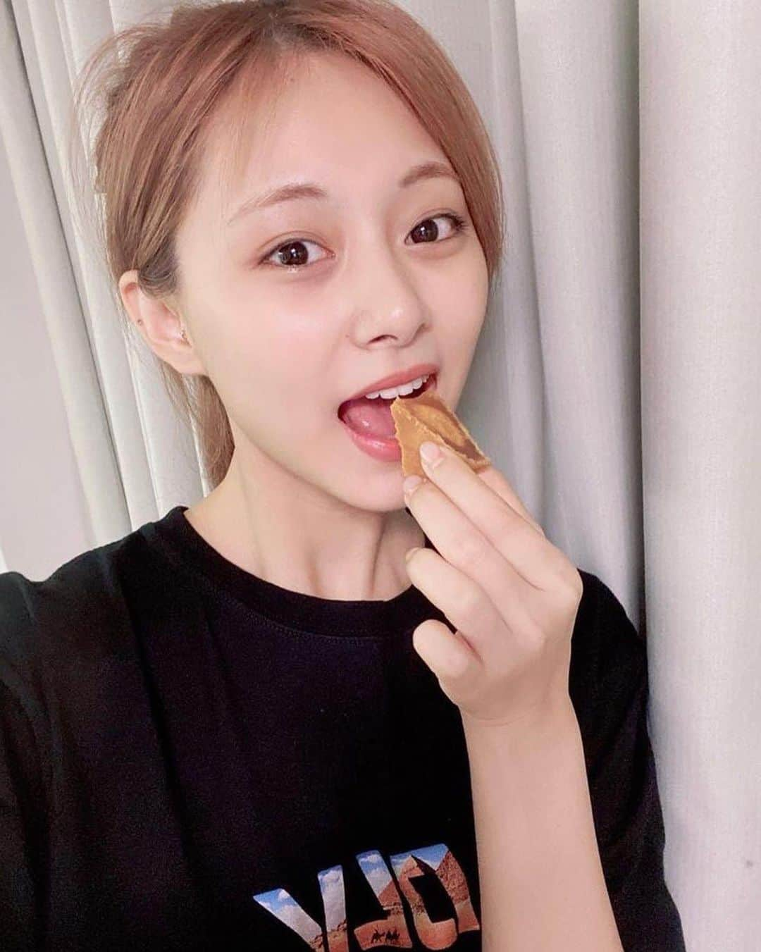 ツウィさんのインスタグラム写真 - (ツウィInstagram)「Yummy mooncake 🥮」10月6日 7時50分 - chou_tzuyu