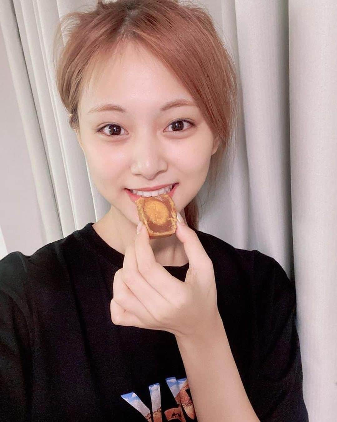 ツウィさんのインスタグラム写真 - (ツウィInstagram)「Yummy mooncake 🥮」10月6日 7時50分 - chou_tzuyu