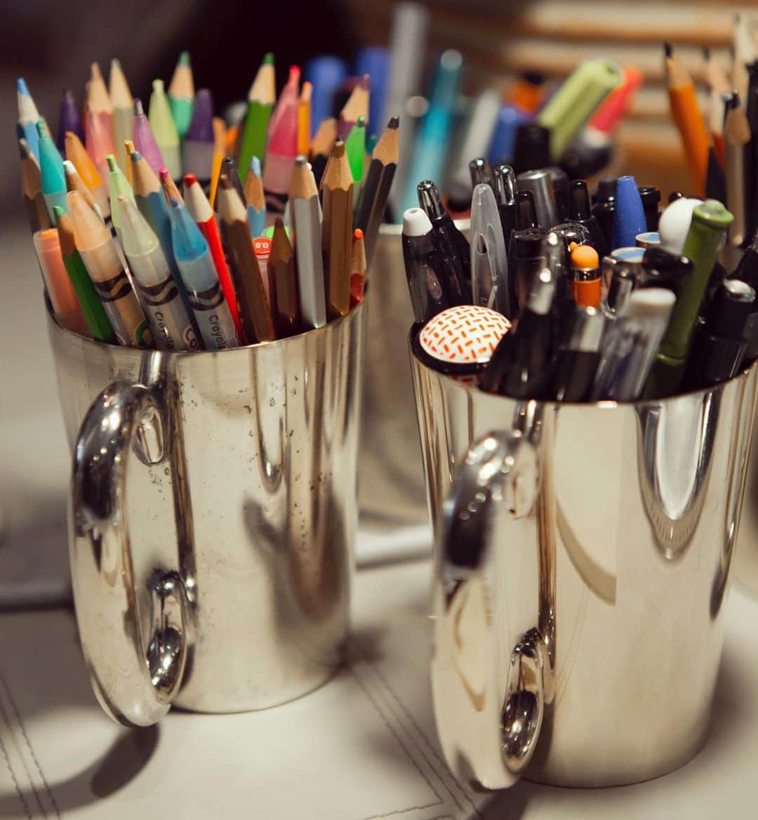 カロリーネ・セリコさんのインスタグラム写真 - (カロリーネ・セリコInstagram)「#CaCelicoHome • Office  Para o escritório: Canetas coloridas (servem mais de decoração, muito difícil eu usar... As crianças que amam)! Alguns lápis grafites e coloridos, e canetas do dia a dia. Canecas antigas de prata (da minha vó) que ainda preciso dar um banho de prata, para isso a @roblesprataria é excelente! Uma bandeja com garrafa térmica (Alfi) com água e dois copos. Boco de notas da @paper_house e um porta retrato que ficou de espelho (idéia do @guihaji de coloca lo para me olhar antes das lives do escritório)! A bagunça de papeis, durex, grampeador, borracha, apontador, elásticos, clips, post it e etc ficam na primeira gaveta, escondidos... Ah, uma flor é sempre.bem vinda, e vela perfumada também! Gostou?」10月6日 7時42分 - cacelico