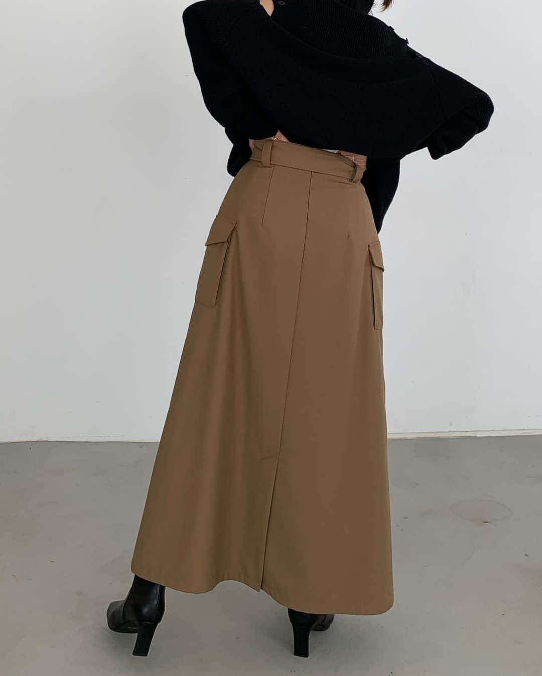 松本恵奈さんのインスタグラム写真 - (松本恵奈Instagram)「7日発売のミリタリースカート。このSKもCLANEの定番的存在なんだけど、今回は重厚感のあるポリエステルレーヨンと、中のプリーツは、薄手のジョーゼットでいつもよりモードに大人っぽく作りました◎ 私は今回のミリタリースカートが1番好きでしっくり◎ デザインスカート、久々に欲しくなりました◎  #clane #outer受注会 #10月7日 #はじまるよー #ミリタリースカート #こちらも7日発売」10月6日 7時45分 - ena1123