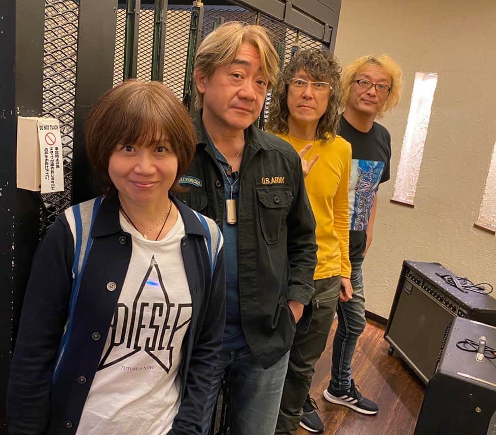 田村直美のインスタグラム：「おはよ☀️ 昨日は10/11のリハ❣️でした 楽曲が生まれ変わってます嬉✨ 和気あいあい〜なんだけど　 しつこーくやってますww いぃ感じに大人でロックなアコライブになるよ」