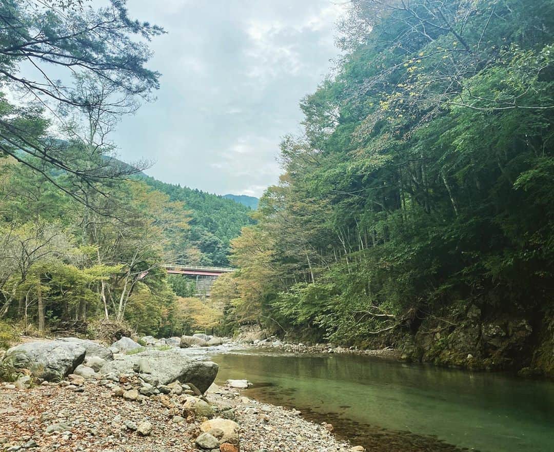 亜矢みつき（神谷充希）さんのインスタグラム写真 - (亜矢みつき（神谷充希）Instagram)「ヤミツキを探せ‼️ (空気、景色サイコーでした。紅葉もはじまってたよ🍁) #撮影 #オフショット #山と空 #片手に酒 #山 #川 #自然 #気持ちいい ☺️」10月6日 7時55分 - ma.yamitsuki