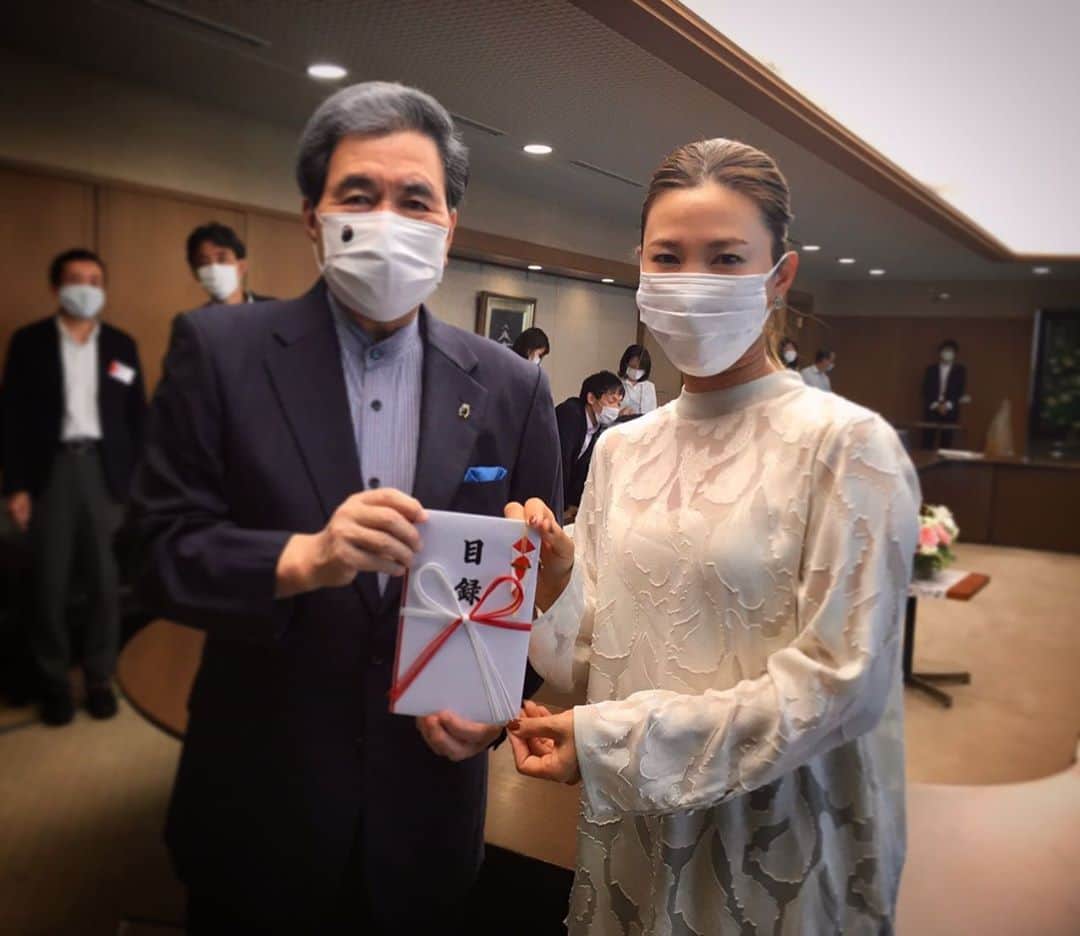 上田桃子さんのインスタグラム写真 - (上田桃子Instagram)「昨日、2020年全英女子オープンで獲得した賞金を熊本豪雨災害の義援金としてお渡しする為、熊本県庁に行ってきました。  今回、全英にチャレンジしようかと悩んでいた時、私の生まれ故郷が豪雨によって甚大な被害を受けているというニュースを目にし、とても胸が締め付けられる思いでした。少し前まで震災で大変だったのに、みんな前を向いて復興に向かって進んでいるのに、追い討ちをかけるかのようにまた天災なんて…と。。。  そして、 コロナウィルスという未知の病気の脅威で熊本はトリプルパンチをくらい、 私のお友達のご実家や、とてもお世話になってる人の実家などが多大な被害を受けた映像を目にしたとき… 更にダメージを受けた事を覚えています。  私に何か出来ることはないかと考えた時にスポーツ選手の私にしか出来ないことはやはり、スポーツの力で皆さんに、今に立ち向かう勇気を、明日を生きる元気を与えることではないか？と考えました。 そのことが今回、私が全英出場を決意した一番の理由です。  大会期間中はSNSなどを通して多くの方々から激励の言葉をいただき、その中には熊本の方々からの熱いメッセージも有り、本当にありがたかったです。 皆さんを少しでも勇気づけられたらと、自分なりに精一杯頑張ったつもりでいましたが、皆さんと熊本の方々から私の方が、大きな大きな力と勇気を分け与えてもらいました。  今もまだ家に帰ることが出来ない方や、修繕がなされていない自宅での生活を余儀なくされている方々がいます。そしてそんな方々が少しでも早く元の生活に近い暮らしが出来るよう動いてくれてるボランティアの方々もいらっしゃると思います。  そんな方達の為に、この義援金が少しでも力になってくれればと幸いです。  最後に、お忙しい中お集まりいただいた蒲島知事をはじめ、県職員の皆様、報道関係者の皆様、本当にありがとうございました。  アスリートとして、これからも挑戦し続ける姿を届けられたらなと思います！やっぱり、生まれ育った熊本が大好きです🌸」10月6日 8時07分 - momoko3030