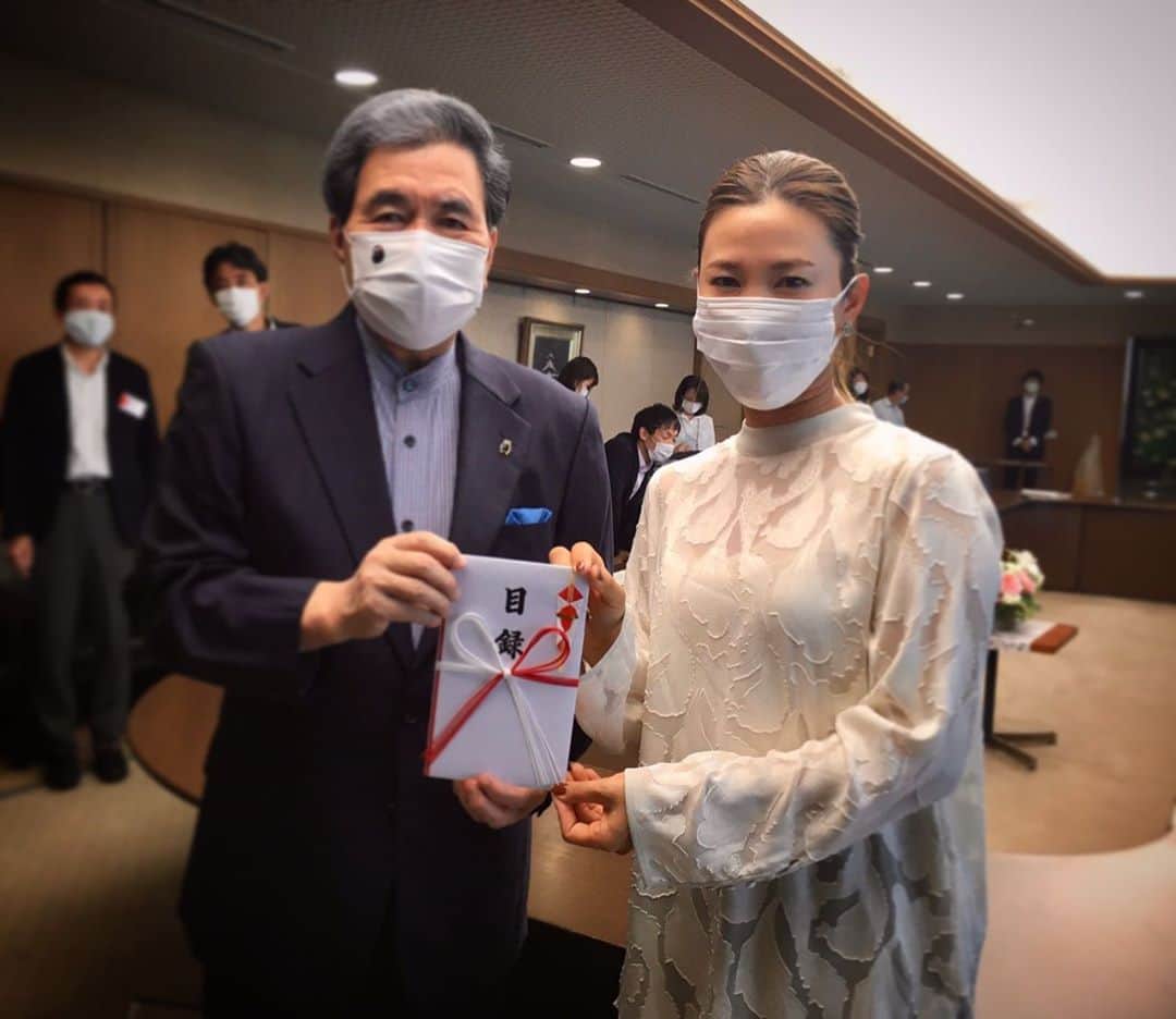 上田桃子のインスタグラム：「昨日、2020年全英女子オープンで獲得した賞金を熊本豪雨災害の義援金としてお渡しする為、熊本県庁に行ってきました。  今回、全英にチャレンジしようかと悩んでいた時、私の生まれ故郷が豪雨によって甚大な被害を受けているというニュースを目にし、とても胸が締め付けられる思いでした。少し前まで震災で大変だったのに、みんな前を向いて復興に向かって進んでいるのに、追い討ちをかけるかのようにまた天災なんて…と。。。  そして、 コロナウィルスという未知の病気の脅威で熊本はトリプルパンチをくらい、 私のお友達のご実家や、とてもお世話になってる人の実家などが多大な被害を受けた映像を目にしたとき… 更にダメージを受けた事を覚えています。  私に何か出来ることはないかと考えた時にスポーツ選手の私にしか出来ないことはやはり、スポーツの力で皆さんに、今に立ち向かう勇気を、明日を生きる元気を与えることではないか？と考えました。 そのことが今回、私が全英出場を決意した一番の理由です。  大会期間中はSNSなどを通して多くの方々から激励の言葉をいただき、その中には熊本の方々からの熱いメッセージも有り、本当にありがたかったです。 皆さんを少しでも勇気づけられたらと、自分なりに精一杯頑張ったつもりでいましたが、皆さんと熊本の方々から私の方が、大きな大きな力と勇気を分け与えてもらいました。  今もまだ家に帰ることが出来ない方や、修繕がなされていない自宅での生活を余儀なくされている方々がいます。そしてそんな方々が少しでも早く元の生活に近い暮らしが出来るよう動いてくれてるボランティアの方々もいらっしゃると思います。  そんな方達の為に、この義援金が少しでも力になってくれればと幸いです。  最後に、お忙しい中お集まりいただいた蒲島知事をはじめ、県職員の皆様、報道関係者の皆様、本当にありがとうございました。  アスリートとして、これからも挑戦し続ける姿を届けられたらなと思います！やっぱり、生まれ育った熊本が大好きです🌸」