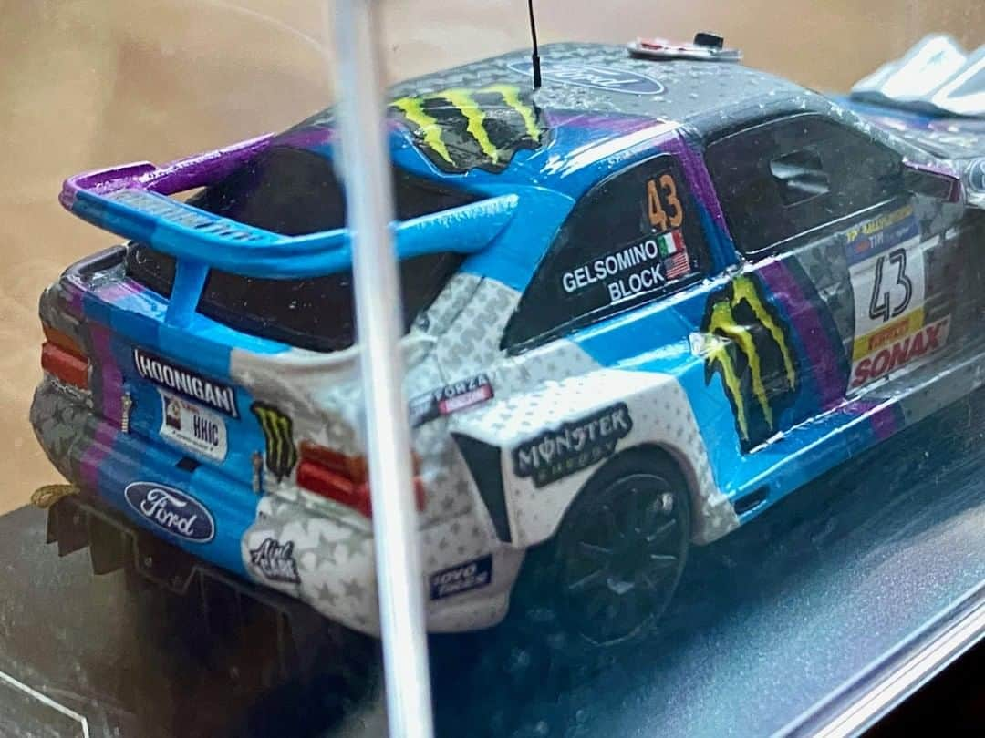 ケン・ブロックさんのインスタグラム写真 - (ケン・ブロックInstagram)「VERY rad gift from my co-driver @AlexGelsomino to my Hoonigan Racing Team Director @DerekDauncey and myself. Alex had this artist (Gianluca Giulianetti, pictured on the right) create these small models of my Ford Escort Cossie V2 in its 2019 livery to commemorate our wins at Rally Legend last year. Incredible detail on this thing! It’s a work of art. Thanks again Alex and Gianluca. #rallycarart #CossieWorldTour #BlockEscortCossiev2 #RallyLegends2020」10月6日 8時00分 - kblock43