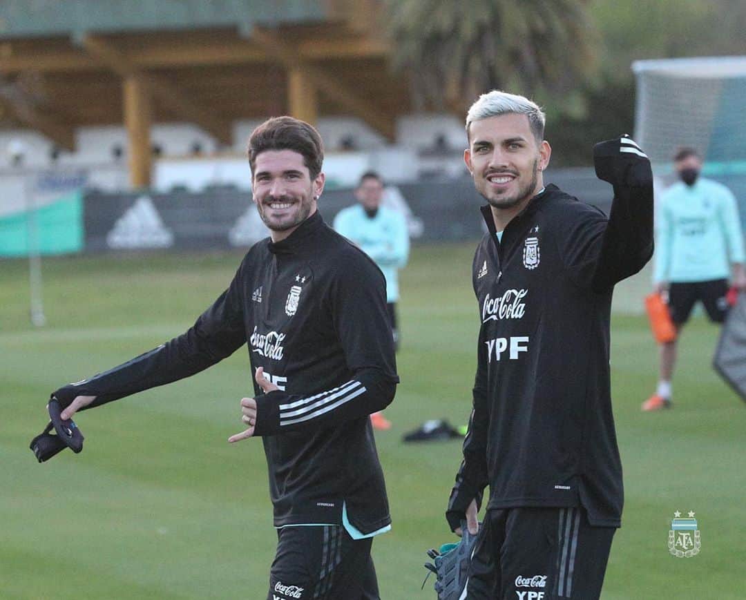 レアンドロ・ダニエル・パレデスのインスタグラム：「Volvimos hermanito 👏🏽💙🇦🇷 @afaseleccion」