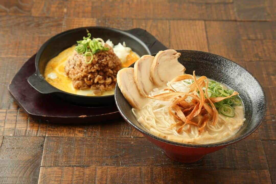のインスタグラム：「【麺処むらじ室町店、ランチセットメニュー！】 麺処むらじ室町店では、 平日限定で11:30～14:30の間 ランチセットメニューがございます！ ランチセットは日替わりなので、週に何日ご来店頂いても お楽しみいただけますよ。  是非平日のお昼にお越しくださいませ！  麺処むらじでは様々な感染症対策をし、 皆様にご安心して麺処むらじをお楽しみ頂けるよう、 一同懸命に取り組んでおります。 みなさまのご来店を心よりお待ちしております。  #麺処むらじ #むらじ #祇園 #ラーメンむらじ #ラーメン #京都ラーメン #ラーメン京都 #麺処むらじ #ラーメン大好き #麺スタグラム #麺活 #鶏白湯ラーメン #鶏白湯 #京都グルメ #京都麺活 #京都のうまいもん #ランチセット #京都 #そうだ京都行こう #kyoto #ramen #ramennoodles #ramenlover #ramen🍜 #kyotojapan #kyototravel #kyototrip」