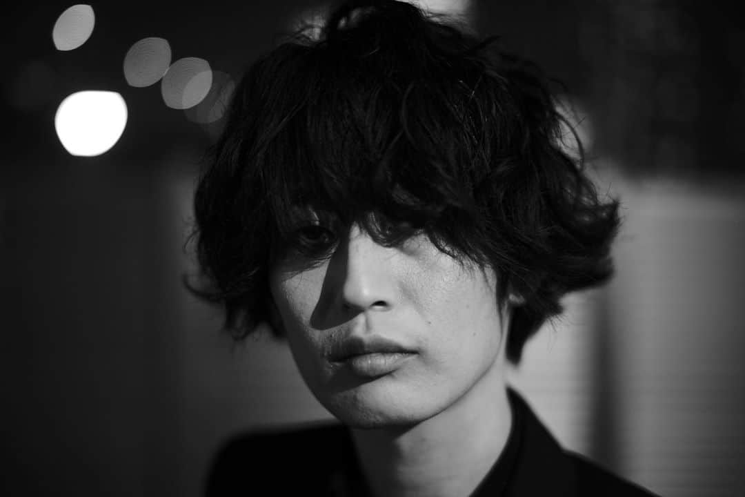 綾野剛さんのインスタグラム写真 - (綾野剛Instagram)「artist : [Alexandros] vocal & guitar : YOOHEI KAWAKAMI bass : HIROYUKI ISOBE guitar : MASAKI SHIRAI photo by @go_ayano_official  #Alexandros @alexandros_official_insta @yoohei_alexandros @hiro_isobe_alexandros @masakishirai_alexandros」10月6日 8時01分 - go_ayano_official