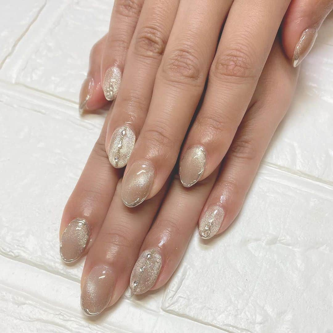 野田あず沙さんのインスタグラム写真 - (野田あず沙Instagram)「magnet nail🌟﻿ ﻿ ﻿ 自粛開けて初のネイルへ﻿ ﻿ ﻿ 隠れ家的なサロンさん🤫﻿ 当日のネイリストさんの体温もご丁寧にご連絡してくださり﻿ 本当に安心して施術受けられました🥰﻿ ﻿ ﻿ 竹内さん﻿ @mihoxoxo0413 ﻿ いつもありがとうございます😊﻿ ﻿ ﻿ ﻿ ﻿ ﻿ #秋ネイル #ネイル #マグネットネイル #ネイルサロン #池袋 #nail #newnail #newnails #magneticnails」10月6日 8時01分 - azuazu0429