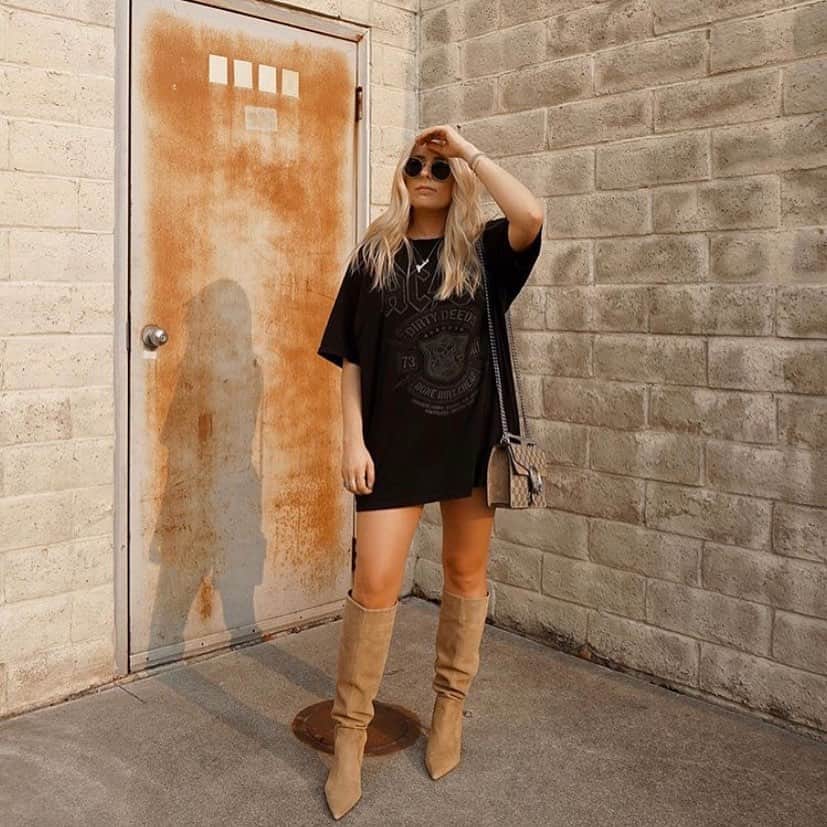 ブルーライフのインスタグラム：「Fall fashion LA style 🍂 shop graphic tees online now #shopplanetblue #nopantsnoproblem」