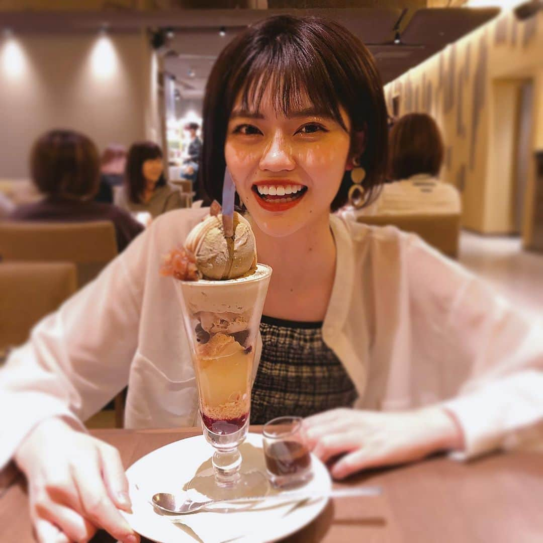 追田菜々花さんのインスタグラム写真 - (追田菜々花Instagram)「パフェは世界を救う！ 京都駅にある「デリーモ京都」さんにて！！！！ 大親友と二つの味のパフェを分けながら味わってきました😽 和栗ほうじ茶🌰と キャラメルゆず🍁 どちらも京都限定なんです⛩  美味しすぎたぁ〜〜  #パフェ #パフェ巡り #パフェ活 #スイーツ #スイーツ好きな人と繋がりたい #スイーツ巡り #スイーツテロ #デリーモ #デリーモ京都 #キャラメルゆず #和栗ほうじ茶 #キャラメル #ゆず #ゆずゼリー #ゆずシャーベット #和栗 #ほうじ茶スイーツ #ほうじ茶アイス #ほうじ茶 #京都駅 #京都駅グルメ #京都駅カフェ #パティスリー #カフェ #カフェ巡り #カフェ好きな人と繋がりたい #京都カフェ #甘いもの大好き #甘いもの #甘いもの好きな人と繋がりたい」10月6日 8時05分 - mcr2020_01on