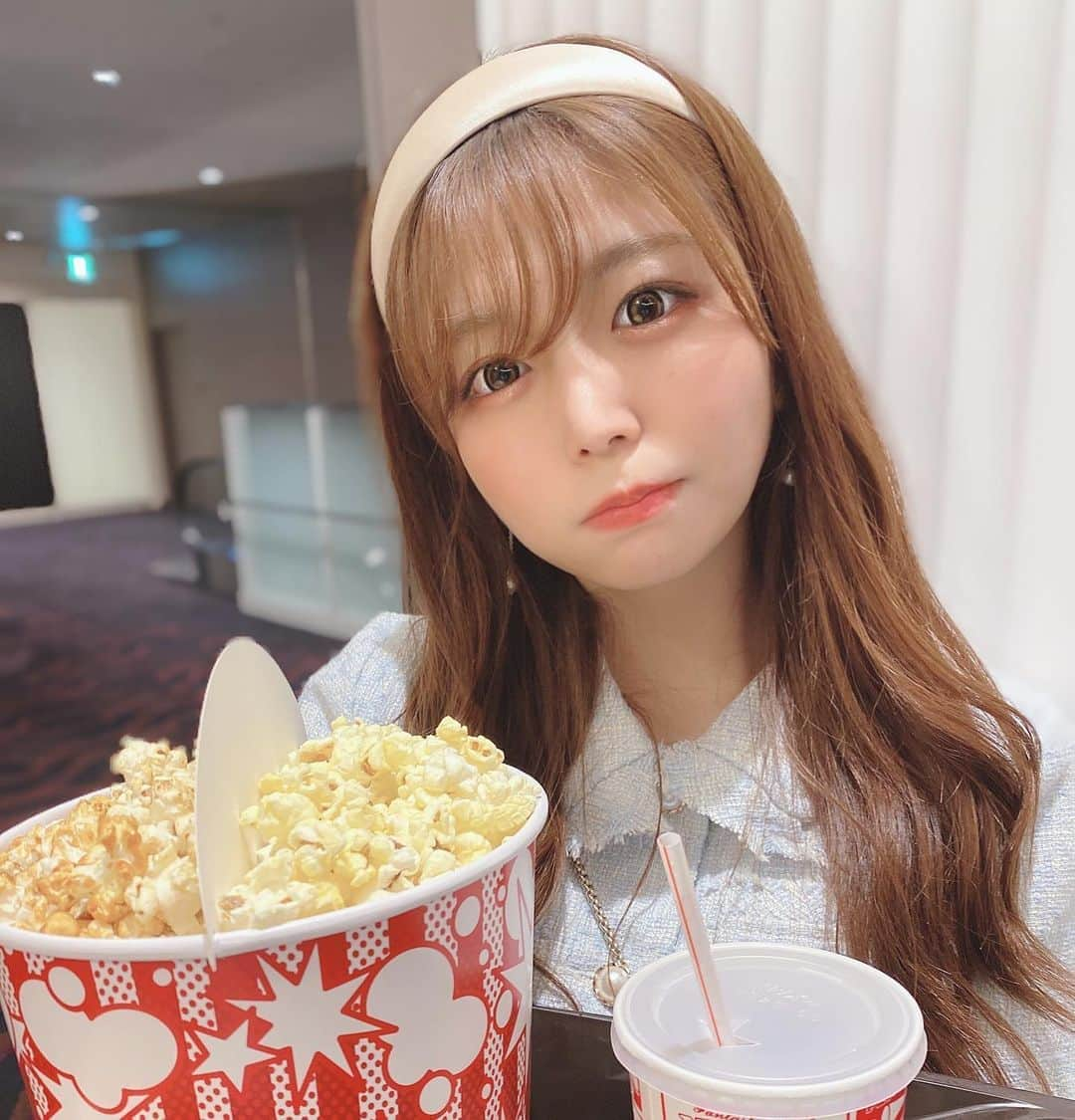 水瀬琴音さんのインスタグラム写真 - (水瀬琴音Instagram)「映画💭 ・ おはよう( ¯꒳​¯ )ᐝ 映画を観はじめると終わるまで観ちゃって ついつい夜更かしをしちゃう日々… 漫画もそうだけど 携帯で気軽に観れちゃうのって罠だよね😔💭w もちろん映画館でポップコーン×コーラをお供に おっきいスクリーンと音で観る 映画も大好きだよ🎬⸜(*˙꒳˙*)⸝🍿 ・ この間事故物件観にいったときのお写真💛 ・ ・ ・ #おはよう #眠い #netflix #amazonprime  #やめられないとまらない  #映画 は#サスペンス #好き  #事故物件 #ホラー は#苦手  #映画館 #ポップコーン #コーラ」10月6日 8時06分 - kotone_dayo___