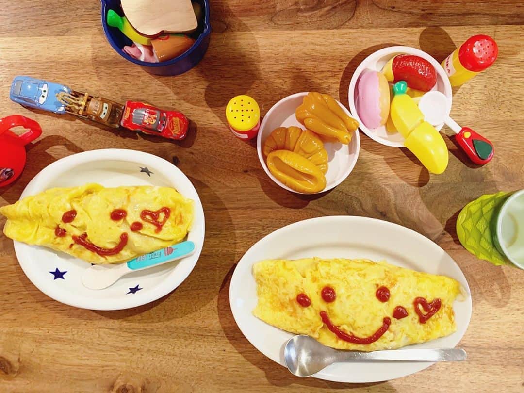 安田美沙子さんのインスタグラム写真 - (安田美沙子Instagram)「息子と2人ごはん。 オムライスにしました✨ 人参たっぷりチキンライス。卵は片栗粉をいれると破れにくい✨ 息子「これも食べてねー」と食卓を賑やかにしてくれました😊 . . . 2人が寝静まってから、自分の時間がどうしても欲しくて、チョコパイ食べながらコクリコ坂を見て、キュンキュン🤍 . . . 昨日の朝はご飯を作る気力がなく、京都のシェフたちが作る「Chanto meal」に助けられました✨ 味は勿論美味しくて、お野菜たっぷりバランスがいい。 たまには、楽しよう✌️ . . . #omurice #オムライス #dinner #みさこクッキング #カーズ　#新入りメーター #サリー　#チョコパイ #チャントミール @chantmeal_official #ママのオムライスの方が綺麗に出来てしまった」10月6日 8時09分 - yasuda_misako