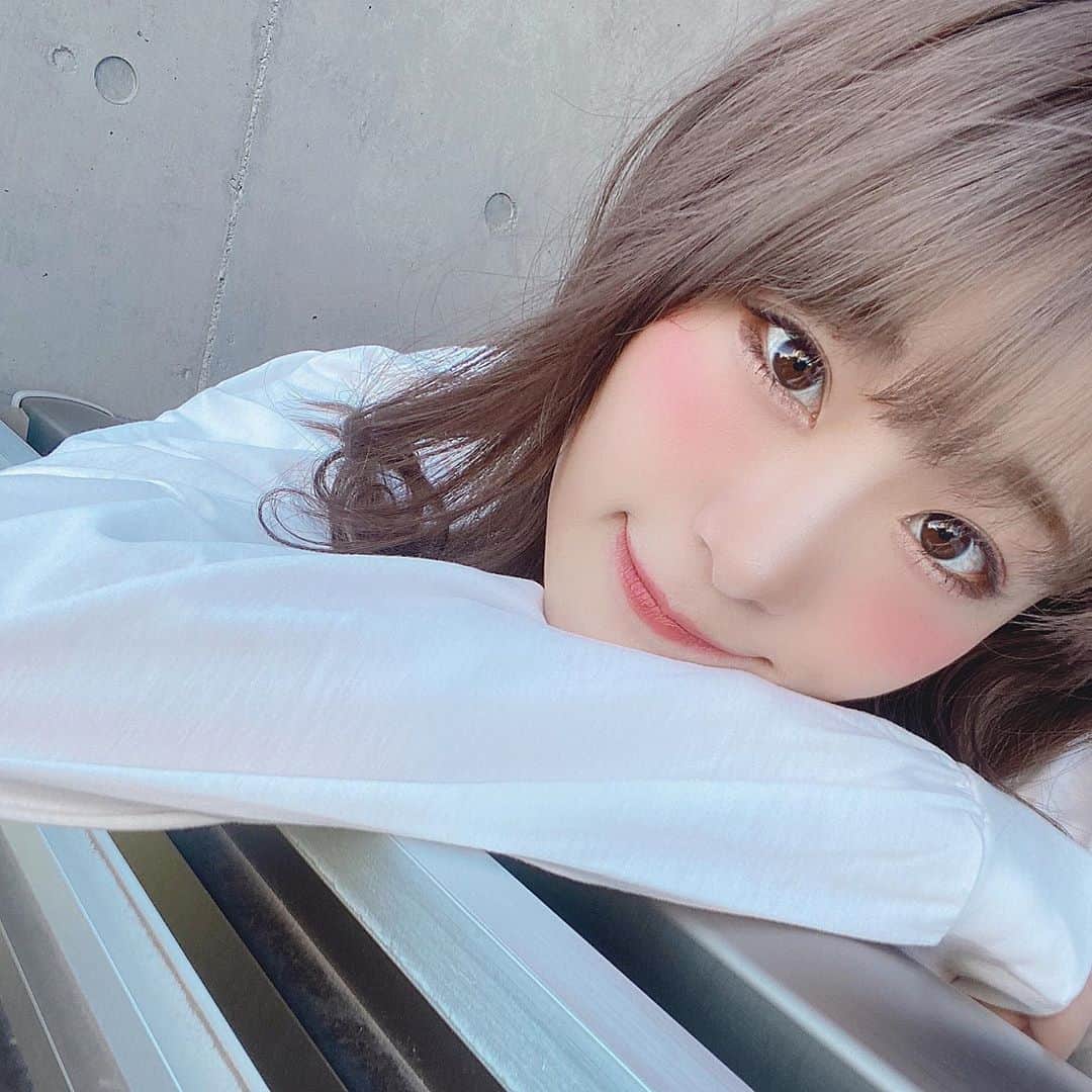 村上ゆりのインスタグラム：「👀 ・ ・ ・ おーはよっ😽 ・  #hair #ポートレート #撮影 #モデル #model #タレント #smile #笑顔 #幸せ #happy #晴れ #sunny #☀ #❤️ #selfie  #東京 #tokyo #japanese  #秋コーデ  #2020 #autumn #彼女感 #おうち時間 #stayhome #new #thankyou #プチプラミックス」