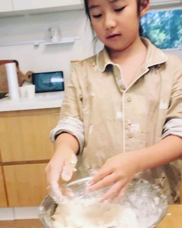 イ・ヨンエのインスタグラム：「딸은요리를 아빠아들은 등산을 엄마는햇살을, , , 건강하세요~💕😉」