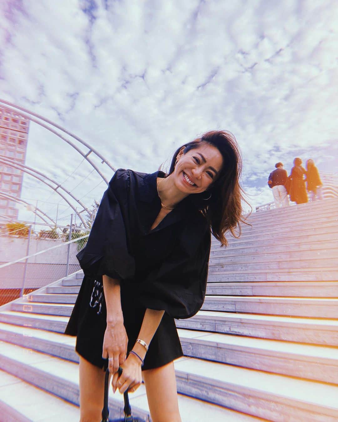 のインスタグラム：「因为你的笑容我也变的幸福了🍀 ・ なんか脚がムッチャ長く撮れたよ😇 #miyashitapark again ☀️ ・ #sunnygirl  #hujicam  #beautifulview  #宮下公園」