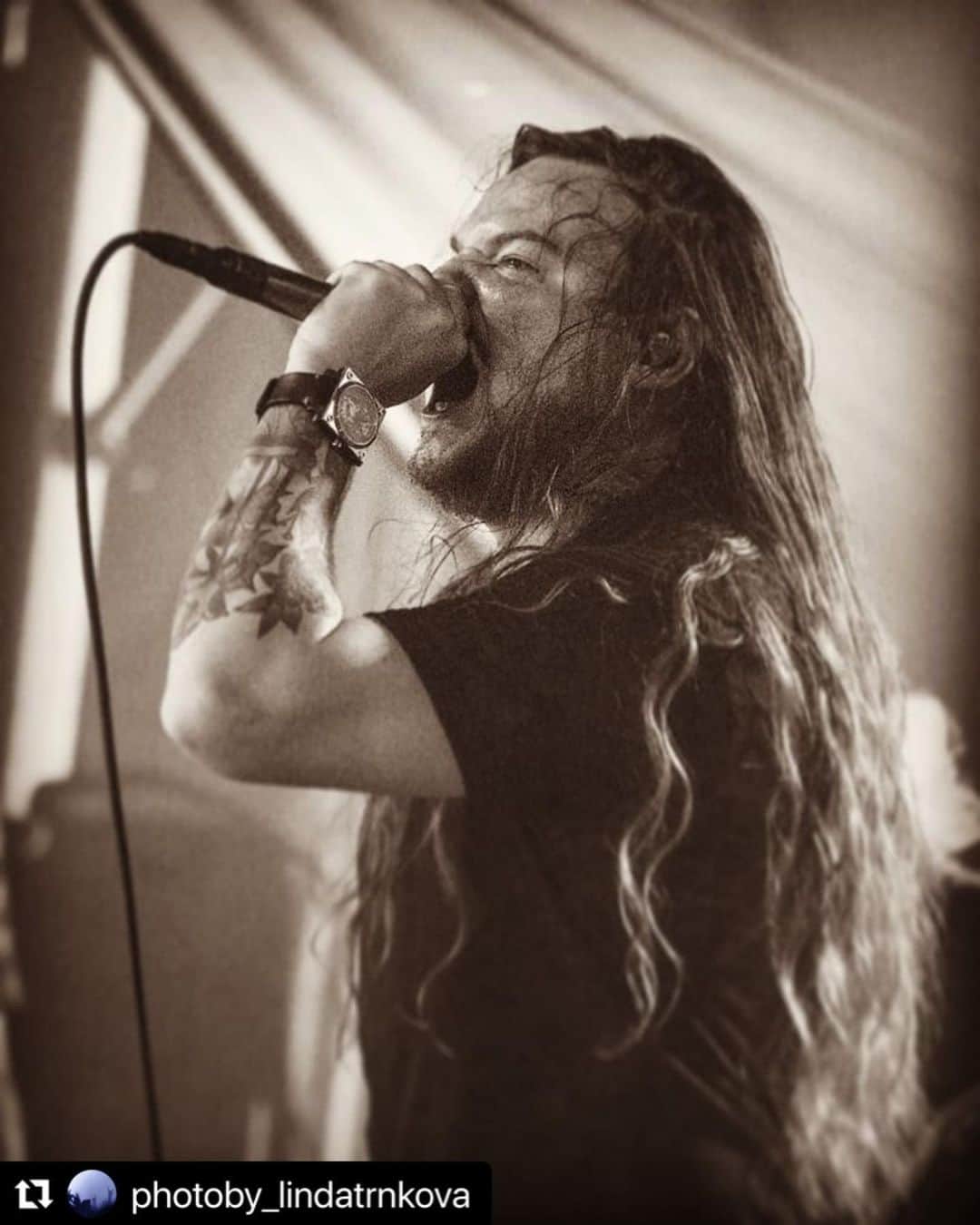 Of Mice & Menのインスタグラム：「#Repost @photoby_lindatrnkova ・・・ Of Mice And Men at Brutal Assault 2019.  #ofmiceandman #ofmiceandmenband #metalband #brutalassault2019 #brutalassault #photo #concertphotography #livemusic #livemusicphotography #festivalatmospheres #festivalphotography #musicphotography」
