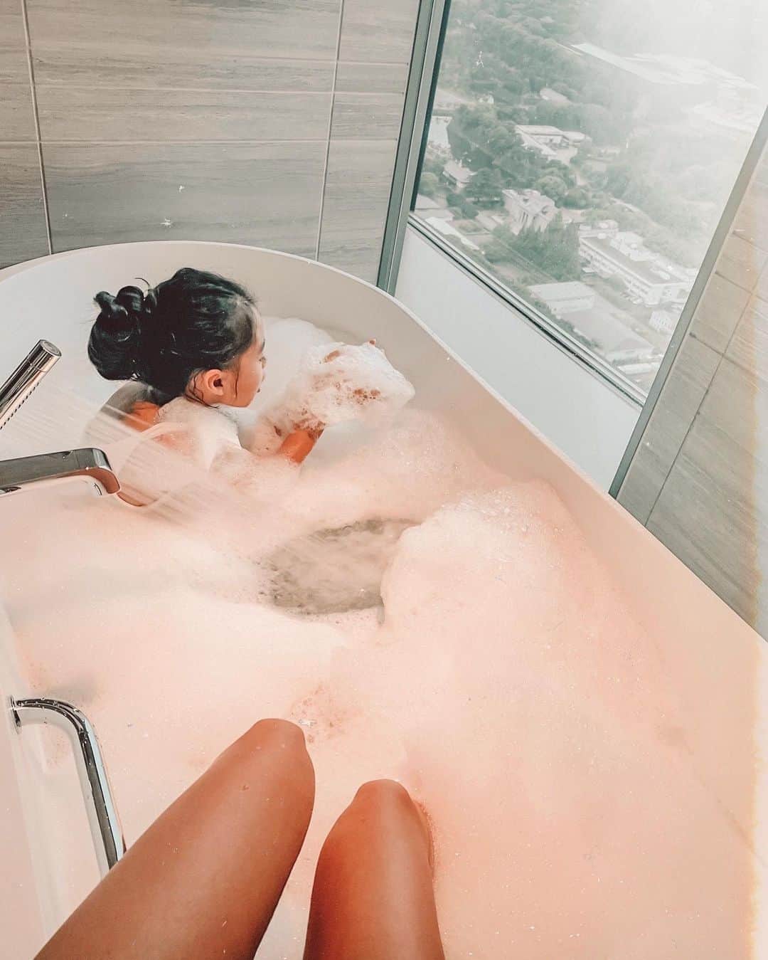 ✷kana✷のインスタグラム：「🛁🚿 . . 泡風呂って子供だいすきだよね♡ 朝2回も入ってたよww このbathroom最高だったな〜 ではいってきます👋 . #fourseasonshotel」