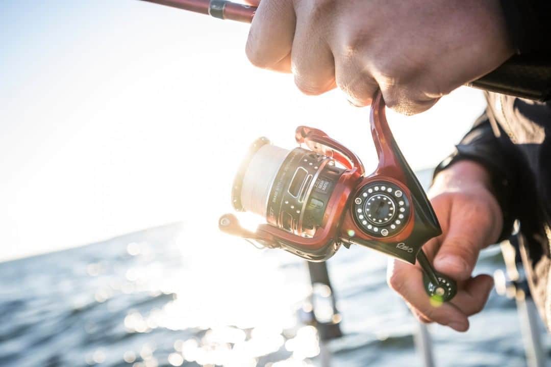 のインスタグラム：「Picking up slack is key. The Revo Rocket's blitzing 7.0.1 gear ratio solves the need for speed. Whether you are skipping a wacky rig or dropping on them with a dropshot, the Revo Rocket gives you the speed needed to be efficient and win on the water. #AbuGarcia #RevoRocket #Fish2Win」