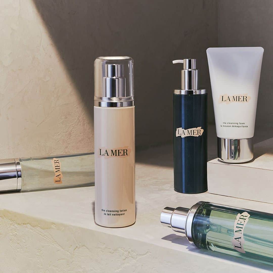 ドゥラメールのインスタグラム：「Cleansers by day, pollution fighters by night. From oil to foam to gel, our collection of purifiers gives new meaning to clean.」