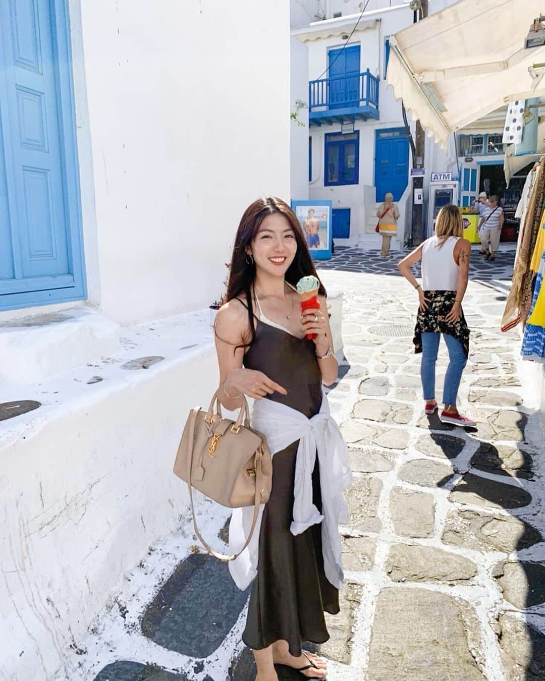 淡輪優希のインスタグラム：「おはようございます🌞 秋冬が来るのはワクワクするけど、夏が終わってしまうのもちょっと寂しいね。 . いつかまた行きたいなぁ。#ギリシャ 🇬🇷 最近よく、家族や親戚みーんなでヨーロッパ旅行に行っている夢を見ます🤣✈️笑 . 今海外に行けないのもあるかもだけど、思い返すと素敵すぎて今思うとこの写真も夢だったんじゃないかと…😢 #greece #ミコノス島 #サントリーニ島 #travelphotography #チョコミン党」