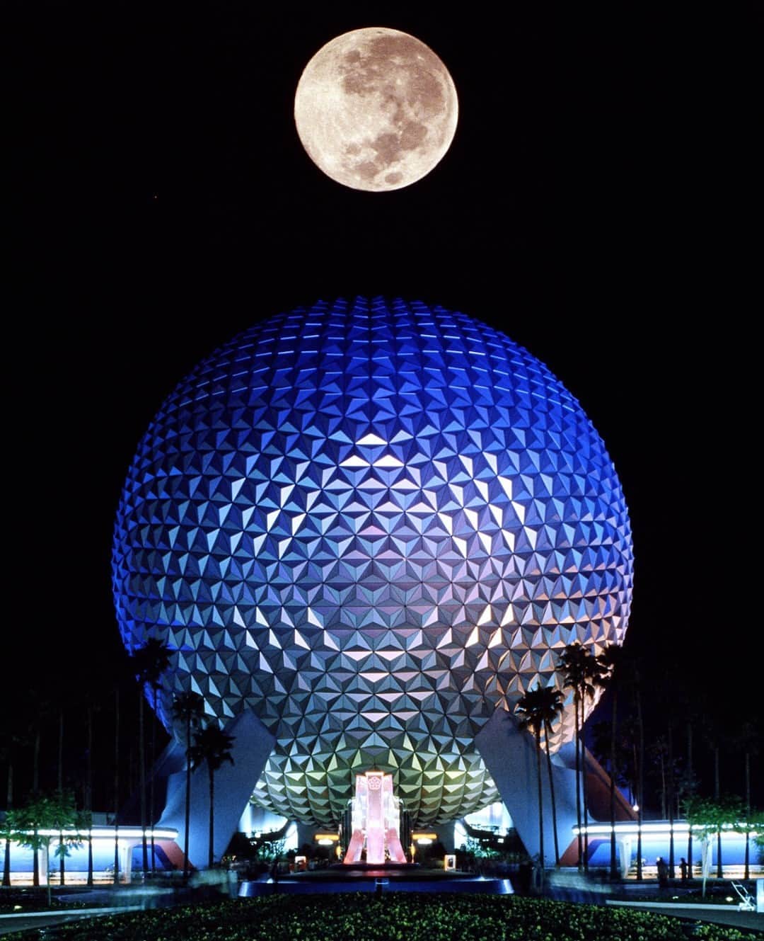 Walt Disney Worldのインスタグラム：「Check out this haunting round-up of when night falls on Disney destinations around the world 🌒 on the @DisneyParksBlog. #DisneyMagicMoments✨ #DisneyHalloMoments」