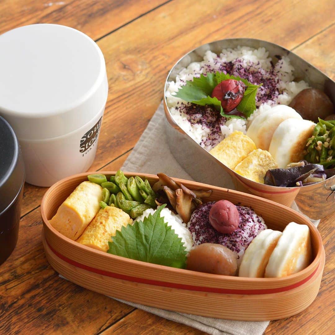 yukiyoのインスタグラム：「2020.10.6* ・ 今日のお弁当 ・ ゆかり、大葉おむすび 出汁巻 チーズはんぺんバターソテー インゲン塩胡椒バター炒めorピーマン白だし醤油炒め 玉こんにゃく煮 舞茸塩炒めor茄子香味だれ ・ お湯を入れるお味噌汁付き ・ ・ ようやくおにぎりアクション ・ ・ けんさんの尿酸値が高い。 一昨年高くて去年下がりまた高くなった。 ・ まさかと思いながらも思い当たるのが魚卵… 去年意識して極力食べなかったのに 今年は結構食べていたなぁと。 ・ それだけが原因ではないでしょうけれど 今年はいくらの醤油漬け作るのやめようかと考えてる。 ・ ・ #初老なお話 ・ #お弁当 #obento #bento #lunch #lunchbox #onthetable #japanesefood #暮らし #曲げわっぱ #lin_stagrammer #ロカリ #おうちごはんLover #マカロニメイト #IGersJP #おむすび #おにぎり #フーディーテーブル #OnigiriAction」