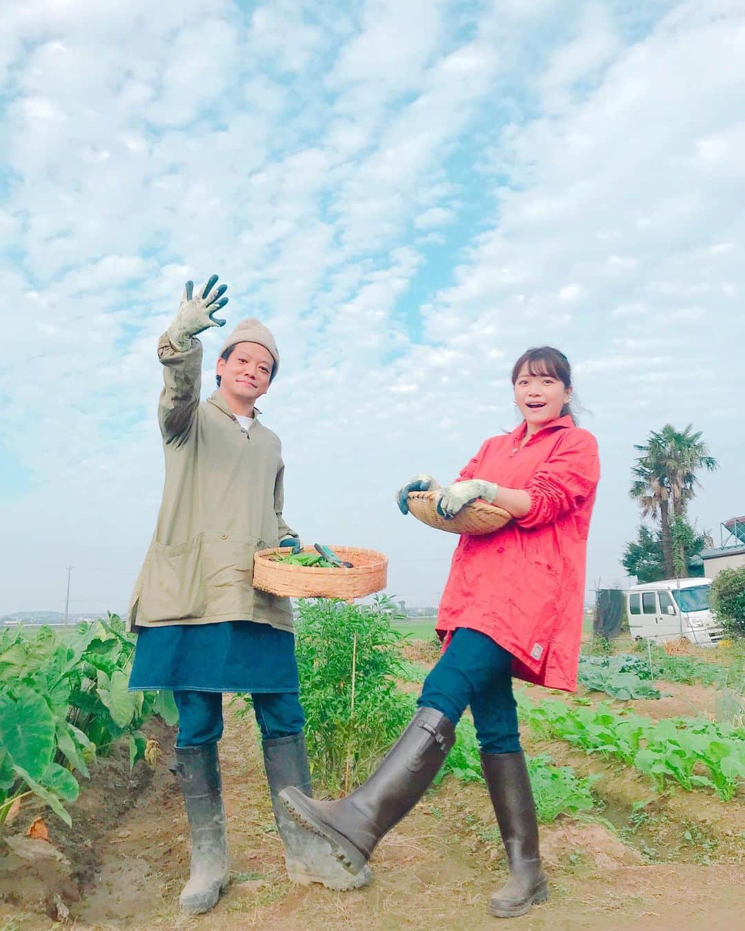 川瀬良子さんのインスタグラム写真 - (川瀬良子Instagram)「はたけはたけはたけ〜♪  今年は 畑や田んぼに行くことが まったく出来なかったので 楽しくて楽しくて♪  打ち合わせに行かせていただいたのに、 「畑行きます？」と、 連れて行ってくれた山口さん @tansu.yamaguchi に大感謝♪  収穫させていただいたナスは、 お味噌汁にして食べました〜！ とっても美味しかったです😊🧡 ご馳走さまでした！  リベちゃん @rivet_button に 写真を撮って頂くという贅沢な畑時間♪  2枚目📸 そして、お2人とも ソラシタ @kriffmayer_official を 着て下さっていて これまためっちゃうれしぃ！  みんなでワイワイ農作業する時間は やっぱり、楽しいですね〜♪  蚊にたくさん刺されていましたが🤣👏🏻  来年は いっぱい畑に行けるといーなー😊😊😊  （夏休みの絵日記☀️みたいなまとめ🤣✏️）  #畑 #農作業 #農業女子 #ナス #ピーマン #収穫 #ソラシタ  #作業着 #workwear #クリフメイヤー  @kriffmayer_official  #作業着 #エーグル #AIGLE @aigle  #長靴 #東和コーポレーション @towa70  #野菜作り #家庭菜園」10月6日 8時56分 - kawase_ryoko